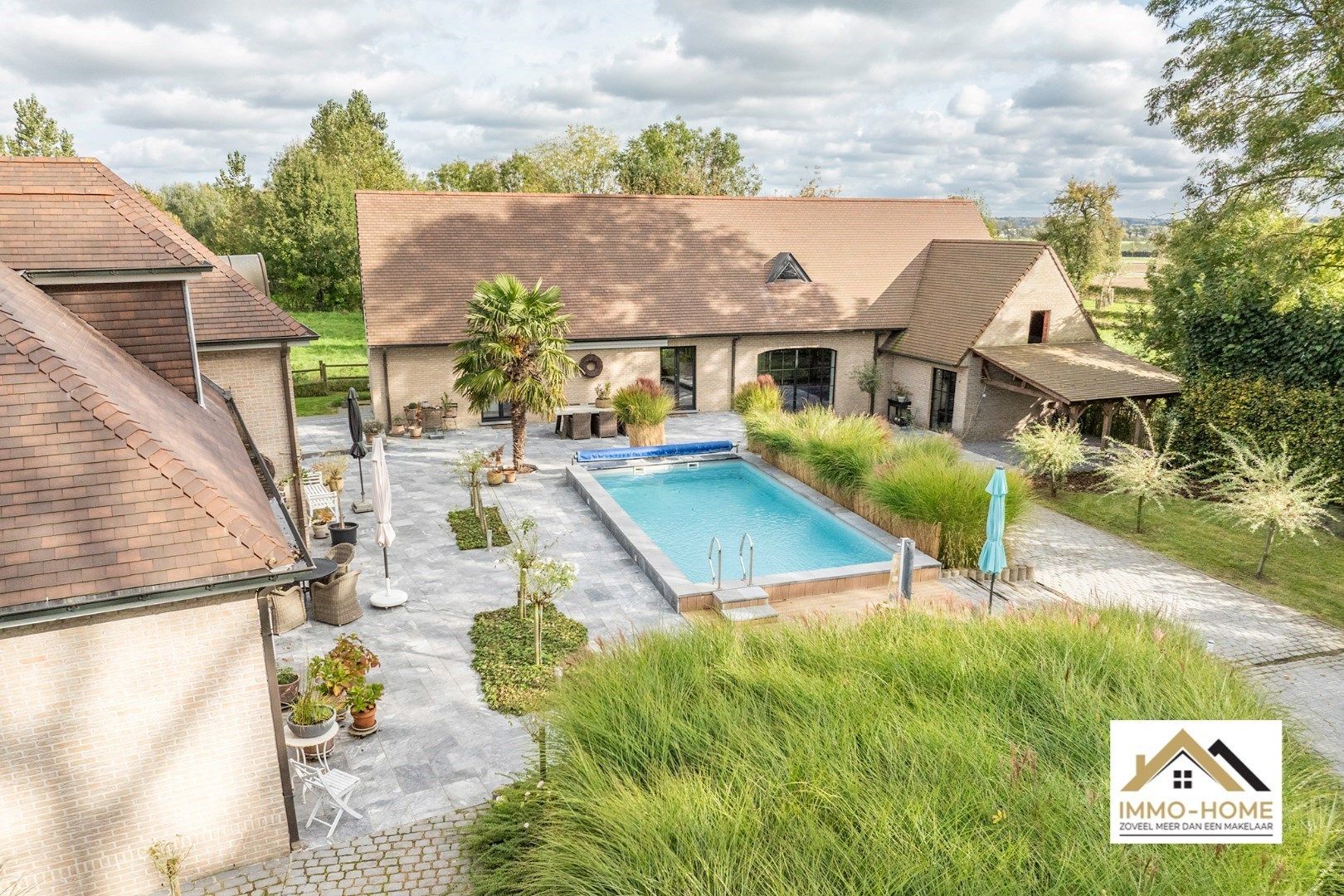 Prachtige villa op ruime grond met zwembad! foto 2
