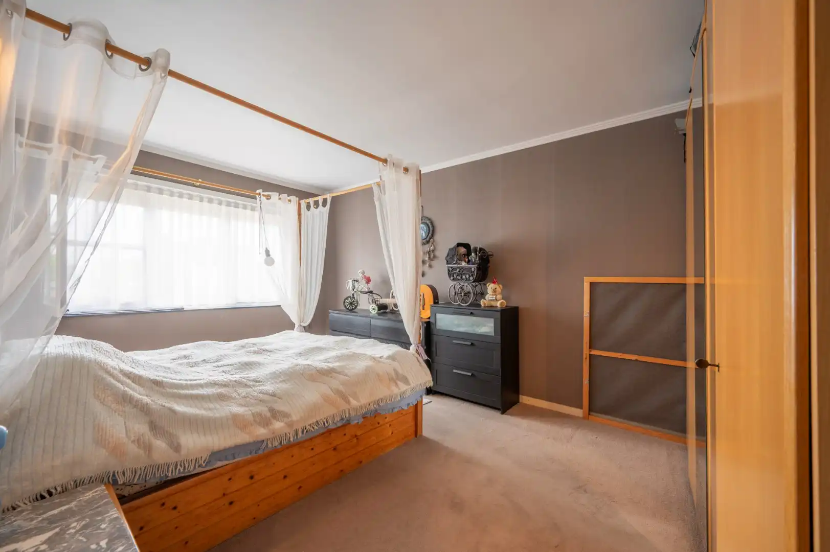 Ruime gezinswoning met tuin op uitstekende ligging in Sint-Kruis foto 8