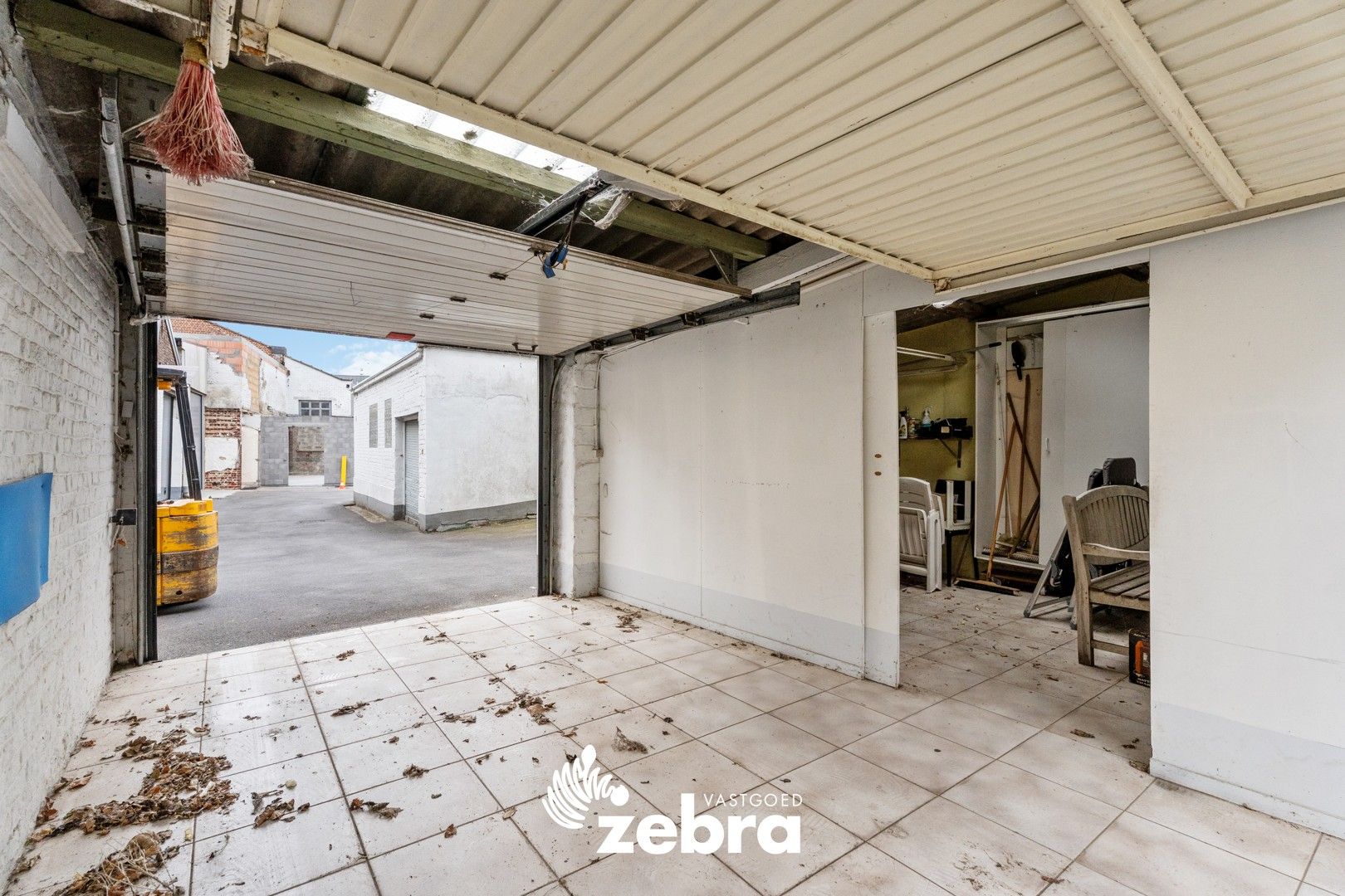 Op te frissen woning met vier slaapkamers en dubbele garage te Meulebeke! foto 19
