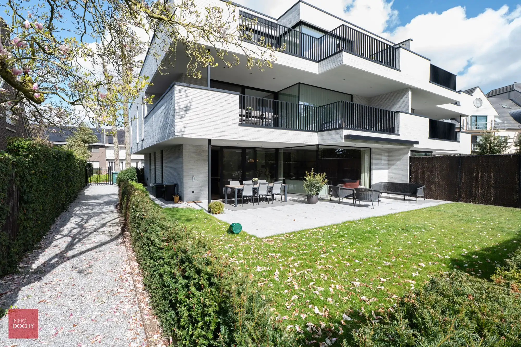 Instapklaar appartement met tuin en ondergrondse garage | Jan Bouckaertstraat foto {{pictureIndex}}