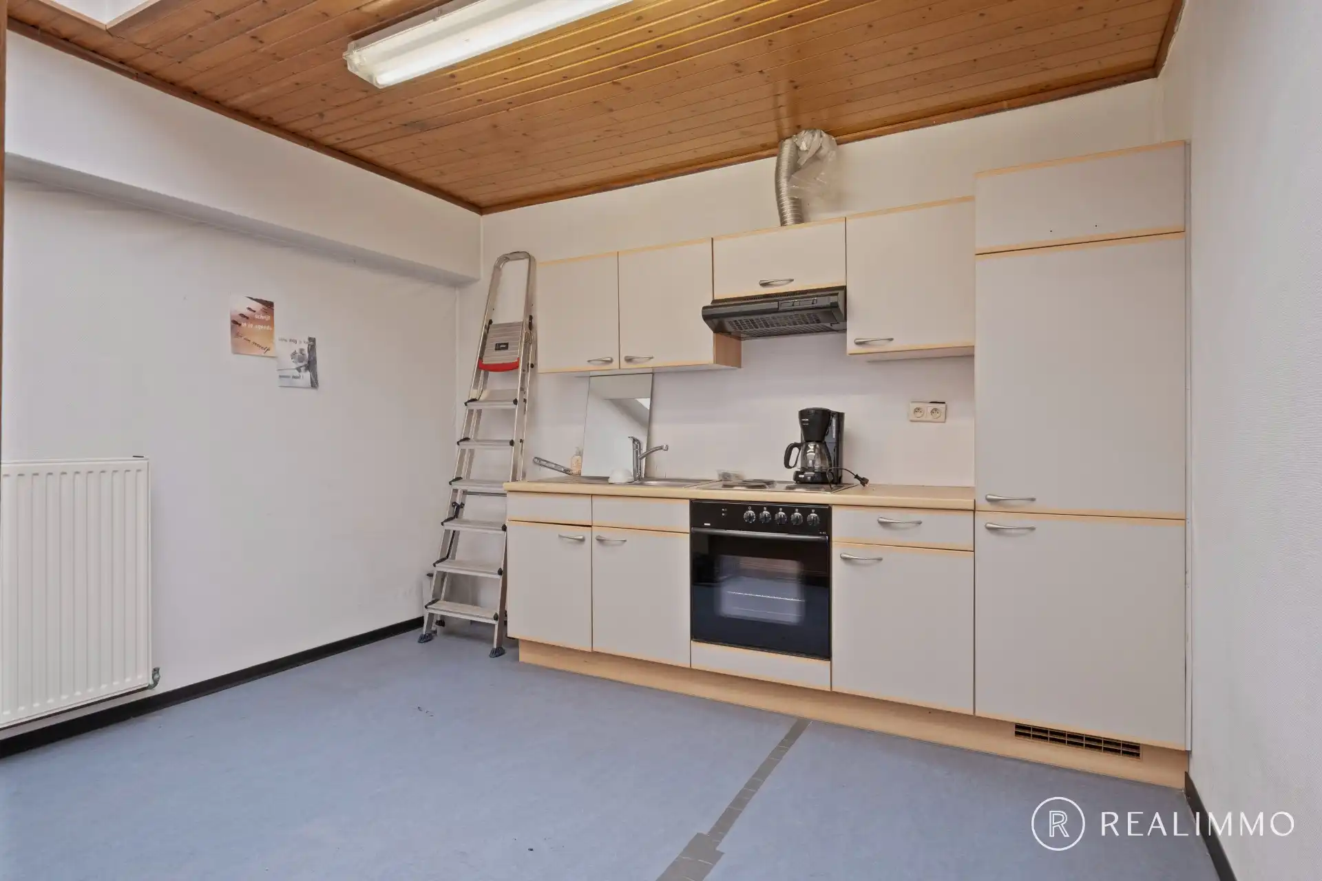 Verrassend ruim handelspand in hartje Kuurne foto 10