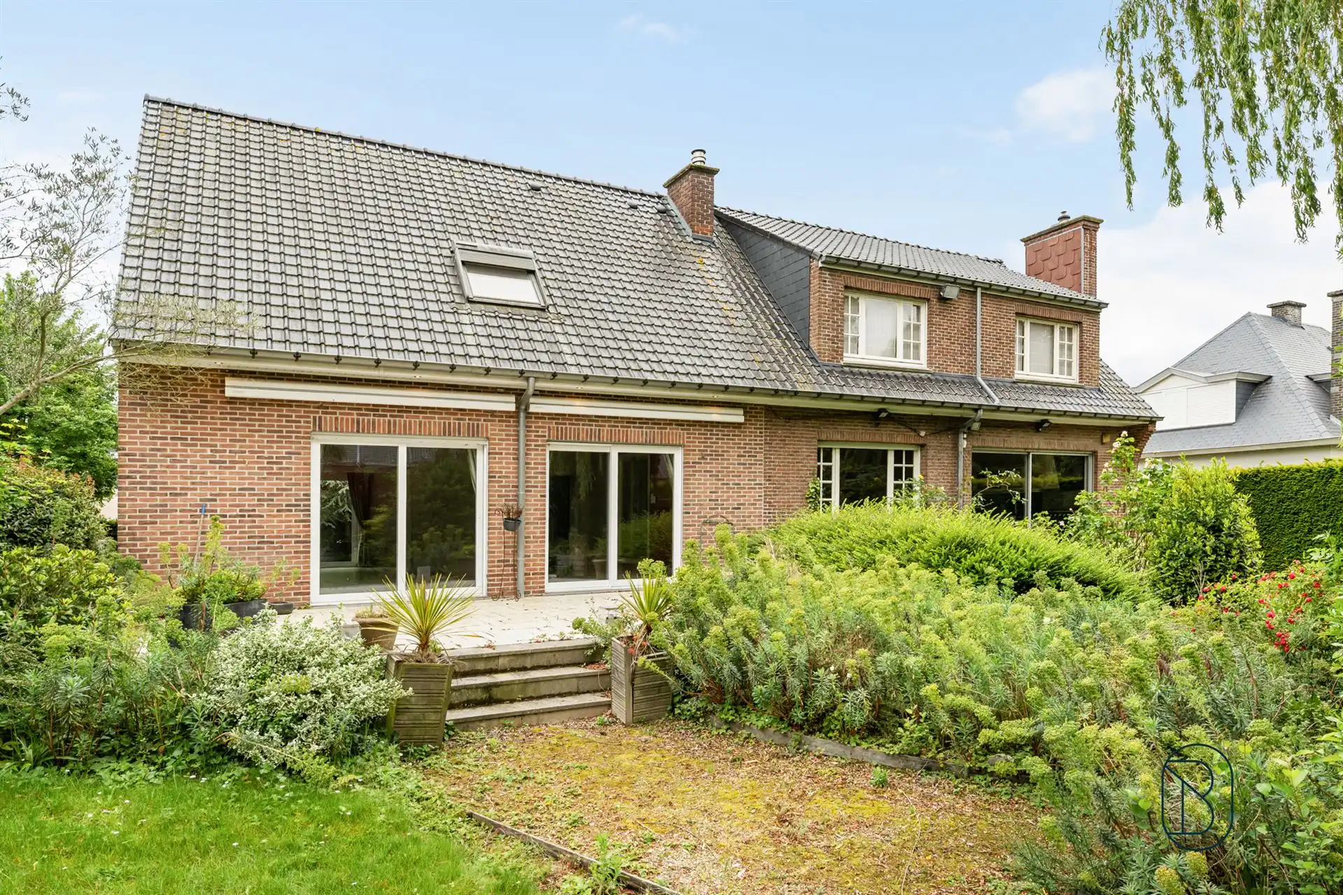 Grote degelijke villa met zonnepanelen en prachtige tuin. foto 35