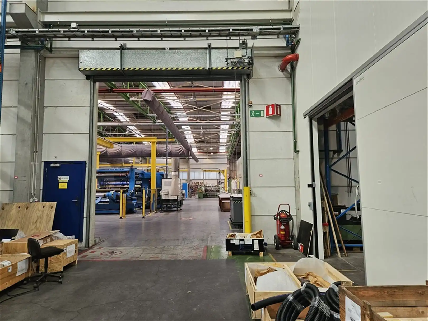 Magazijn met laad- en loskades en kantoren nabij R4 foto 16