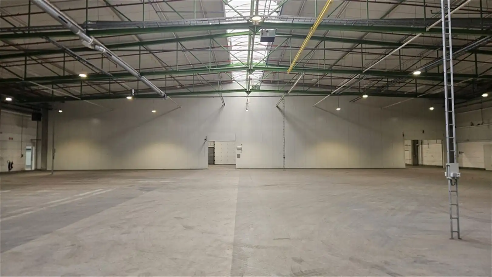 Magazijn met laad- en loskades en kantoren nabij R4 foto 16