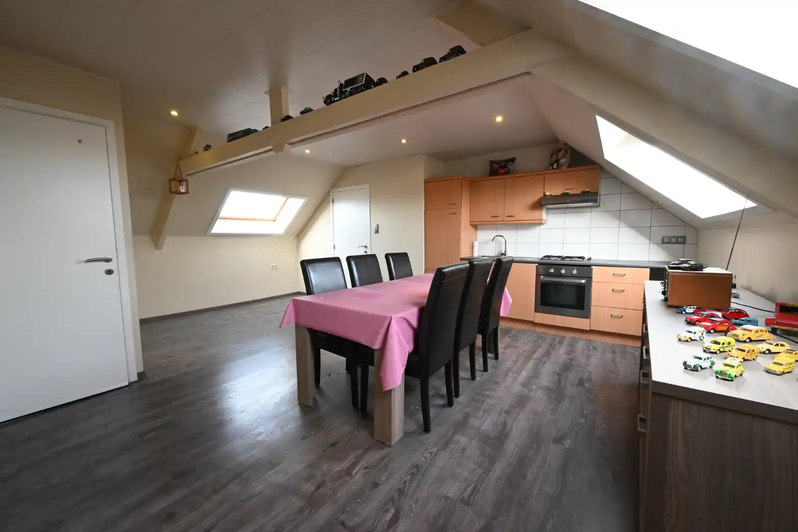 Woning (3slpk) + volledig ingerichte studio in het hartje van Ardooie! foto 11