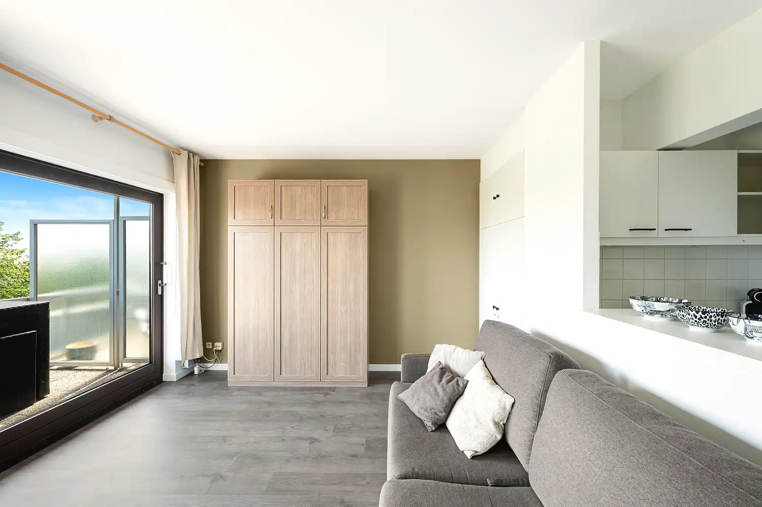 Mooie gemeubelde studio met groot terras foto 2