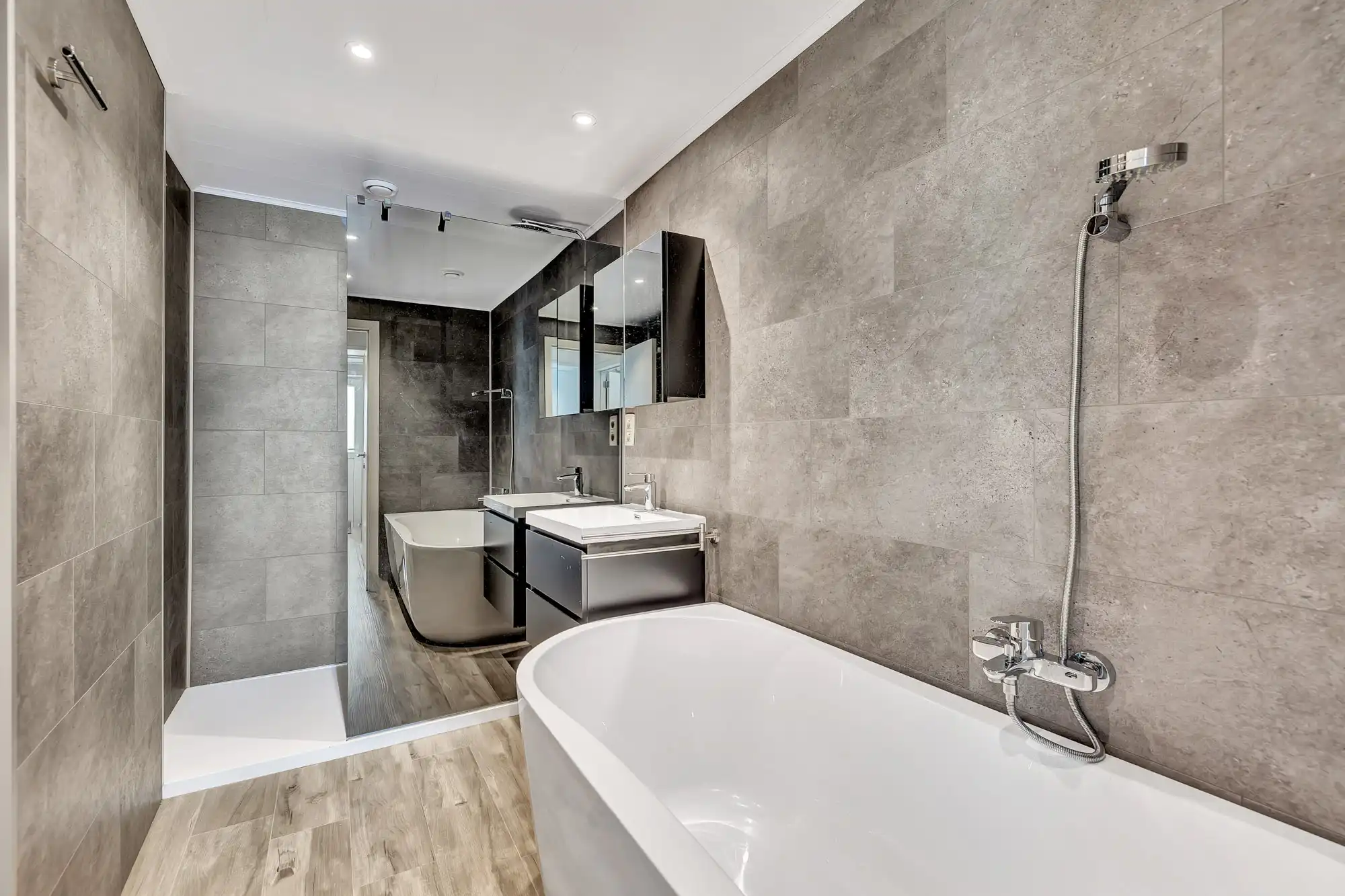 Gerenoveerde gezinswoning met 3 slaapkamers foto 10