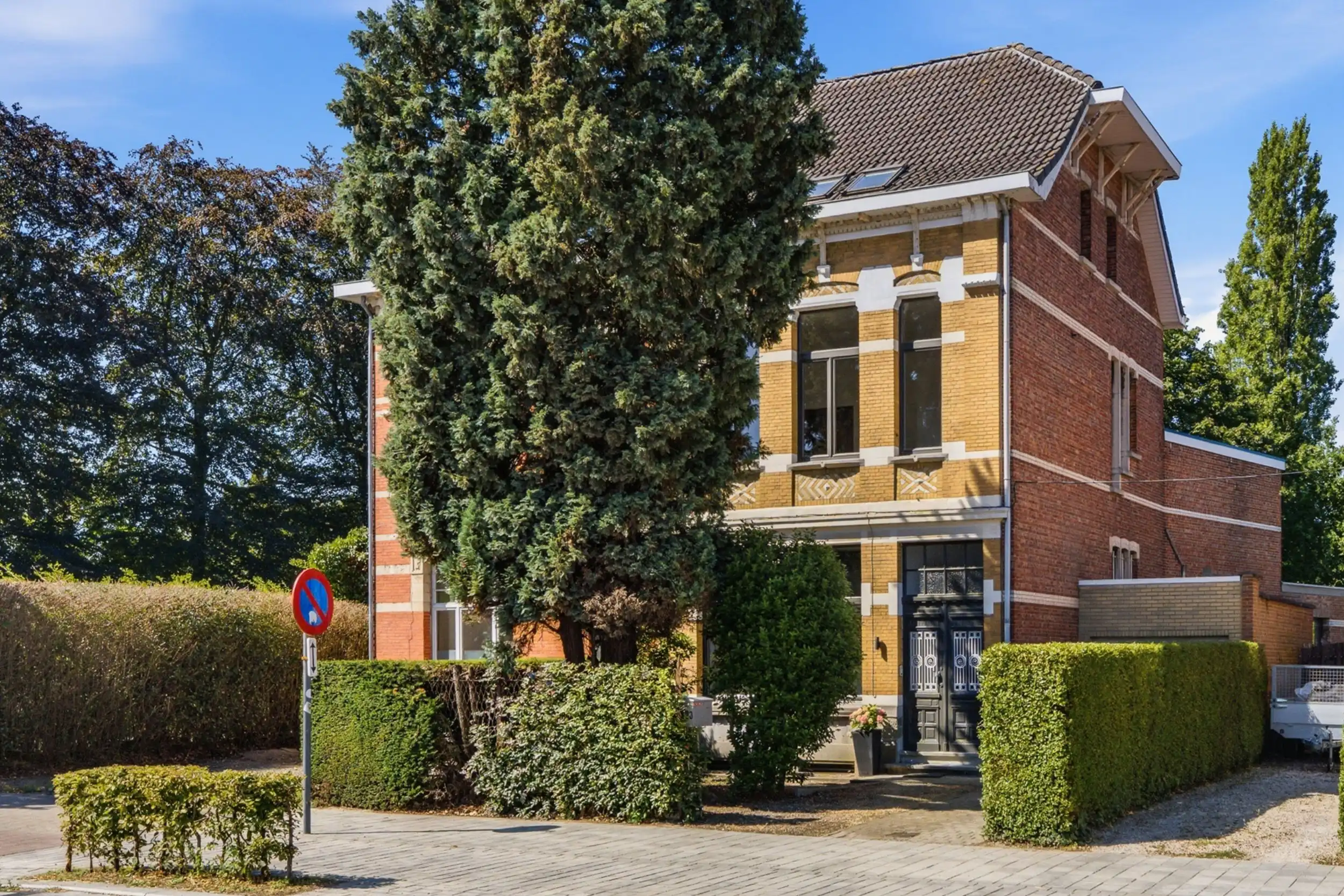 Hoofdfoto van de publicatie: Authentiek en gerenoveerd herenhuis het centrum van Edegem