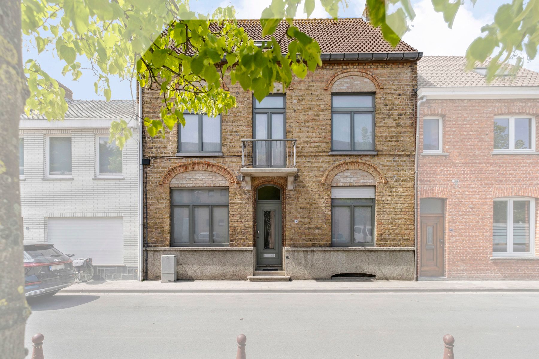 Zeer ruim, charmant herenhuis vlakbij het centrum van Gistel. foto {{pictureIndex}}