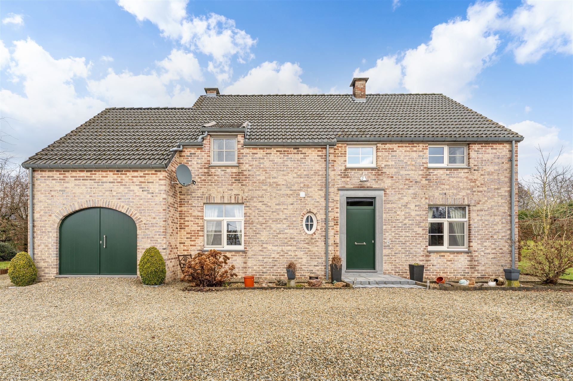 Eengezinswoning in open bebouwing met tuin. foto {{pictureIndex}}