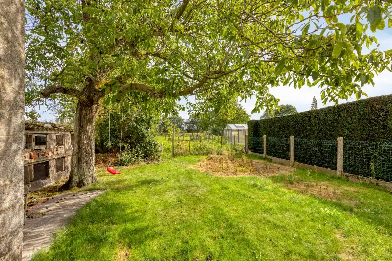 Charmante halfopen woning met authentieke elementen en prachtig zicht op de weilanden foto 14