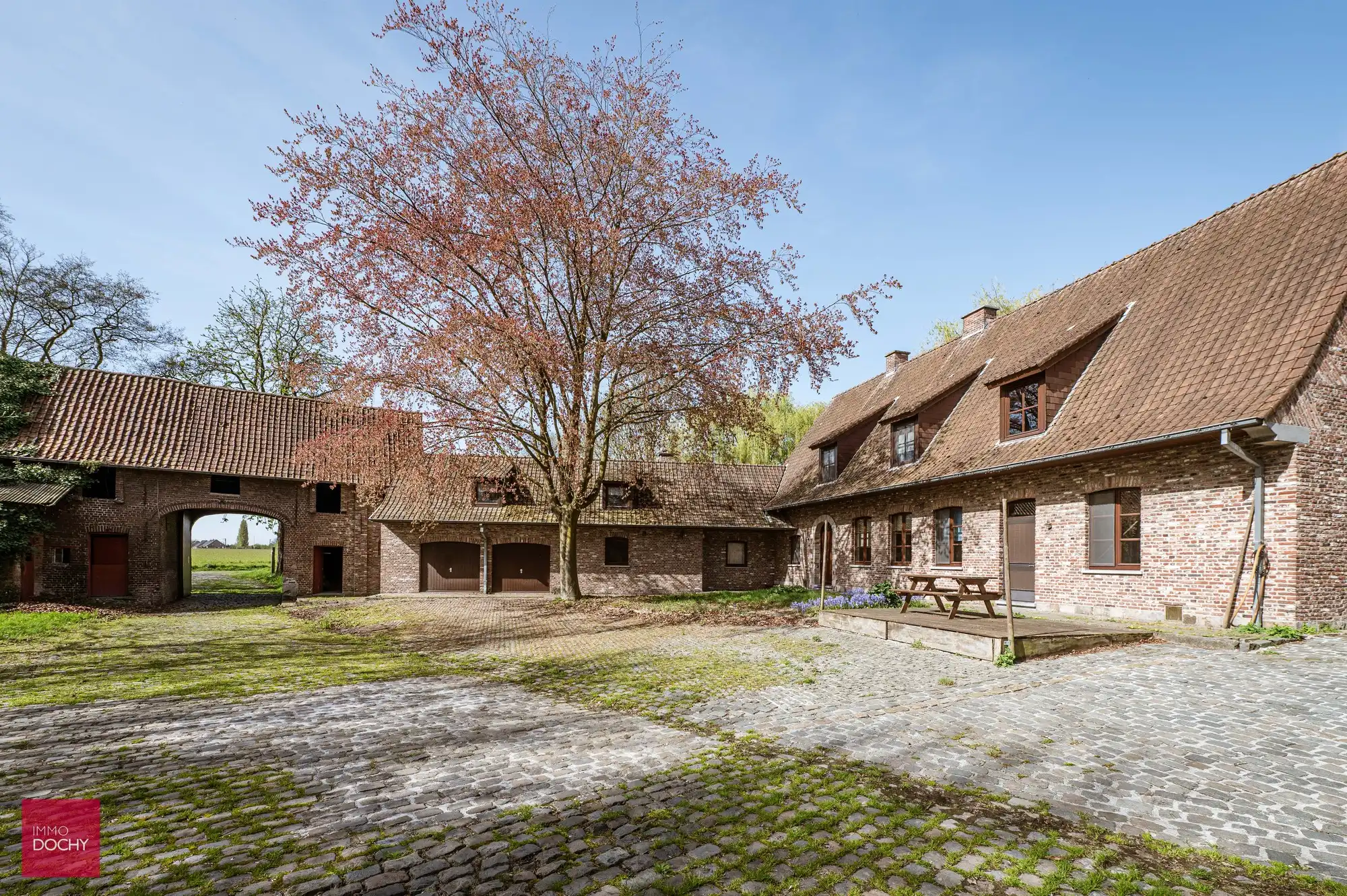 Historische omwalde hoeve met verschillende bijgebouwen foto 13