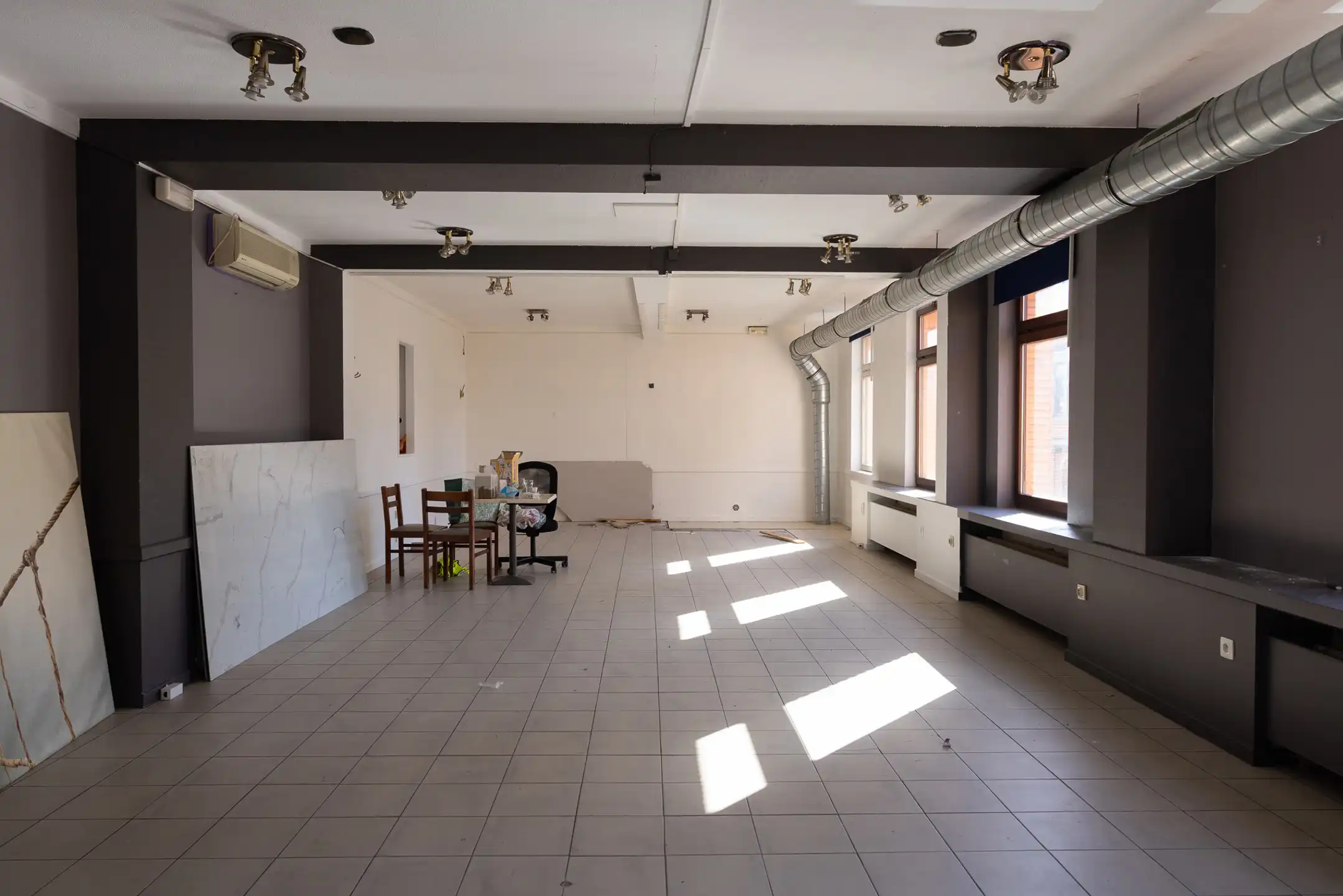 JETTE – HOEKGEBOUW ±540 M² – HANDELSRUIMTE + WONING  foto {{pictureIndex}}