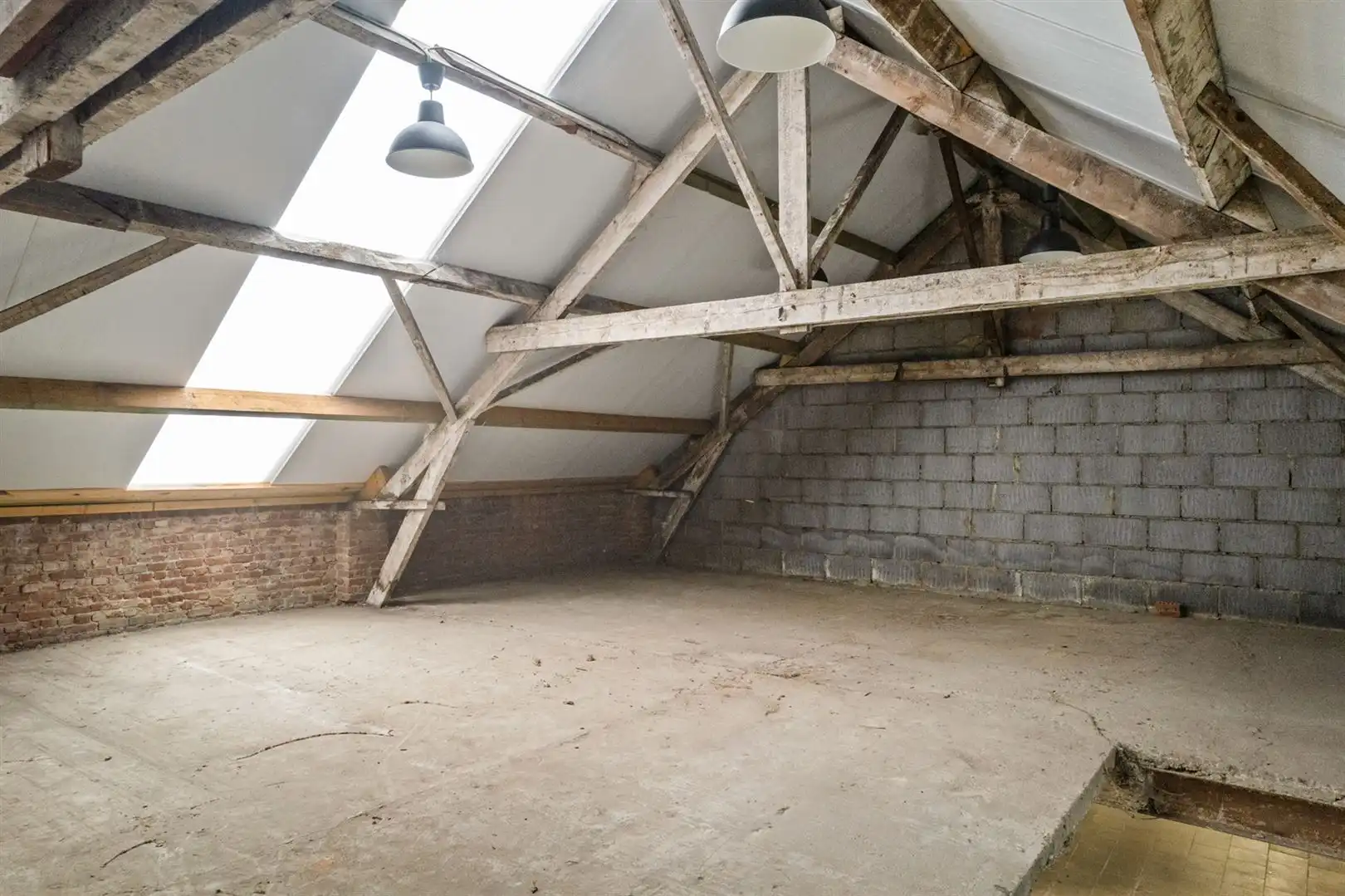 Achtergelegen magazijn ca. 275m2 met verdieping foto 11