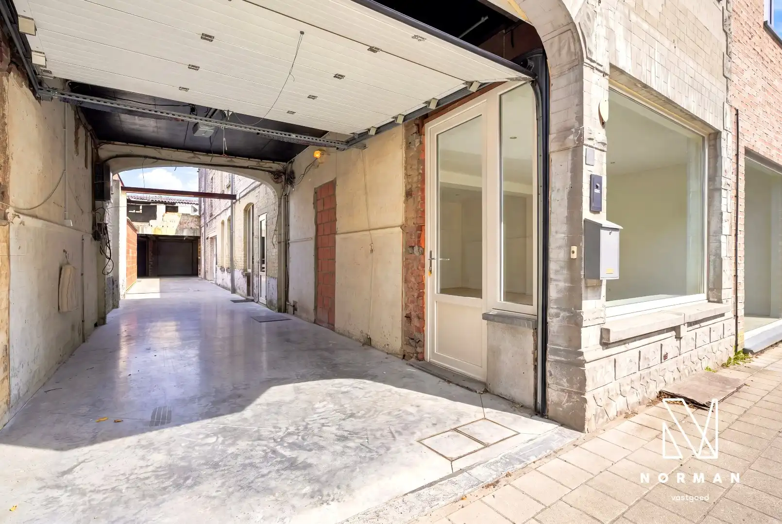 Multifunctioneel gebouw (wonen - werken - opslag) op commerciële ligging te Kortrijk foto 4