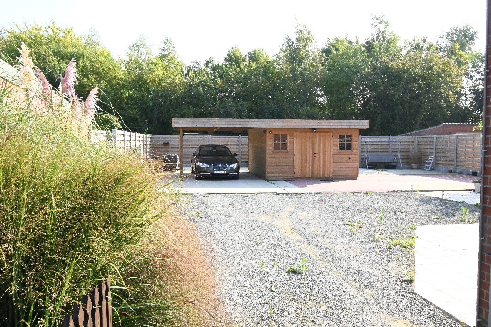 Alleenstaande woning met carport en tuin foto 27