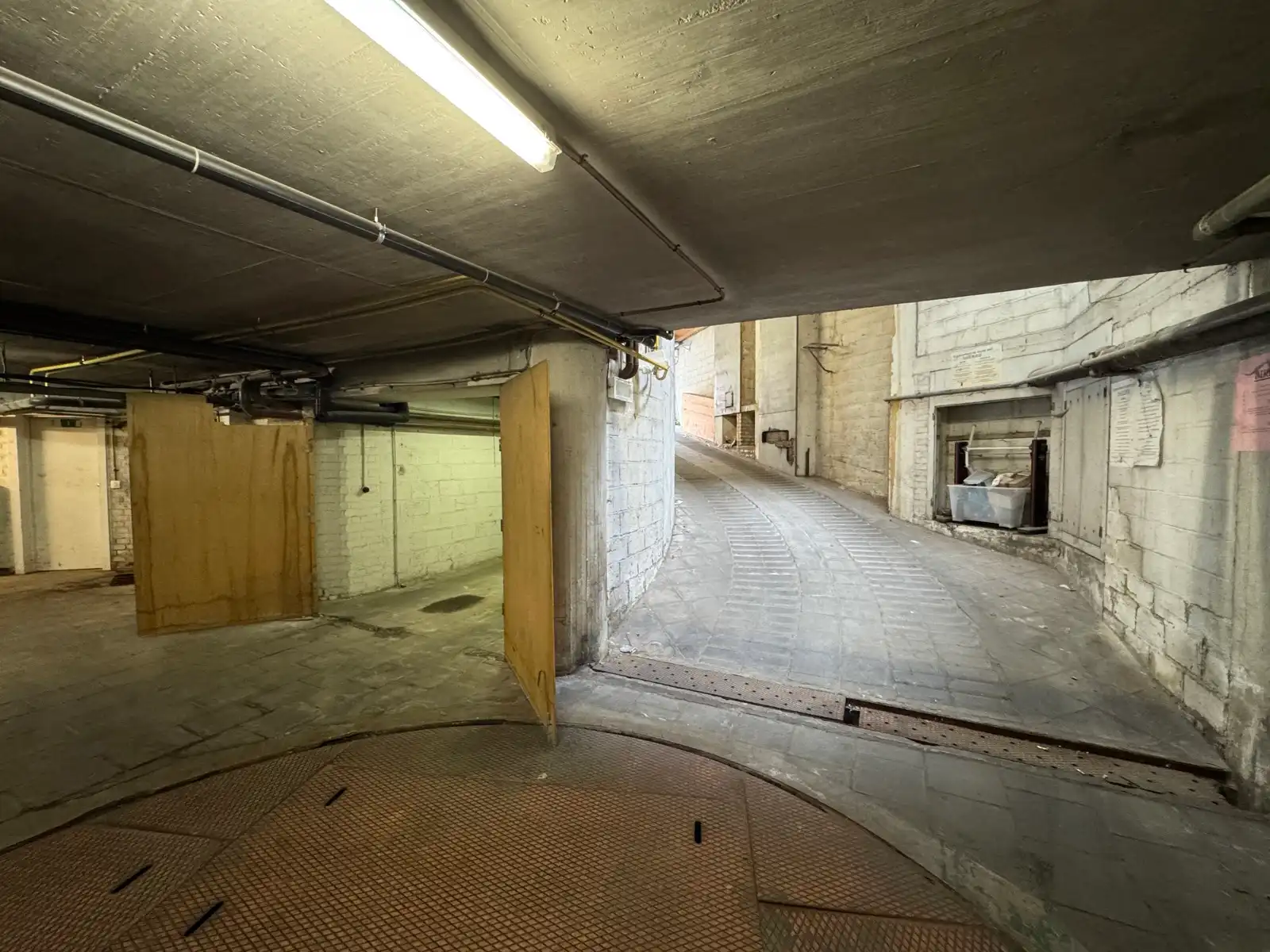 Ondergrondse garage voor kleine wagen foto 3