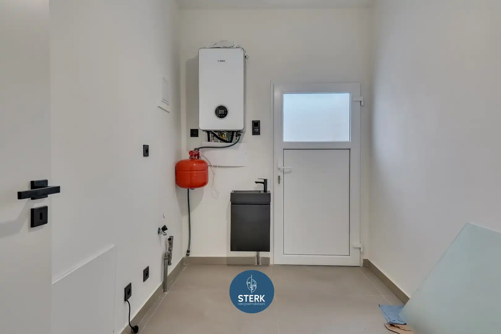 MODERN GERENOVEERDE GEZINSWONING MET 5 SLPKS + 2 BADKAMERS TE LANAKEN !  foto 14