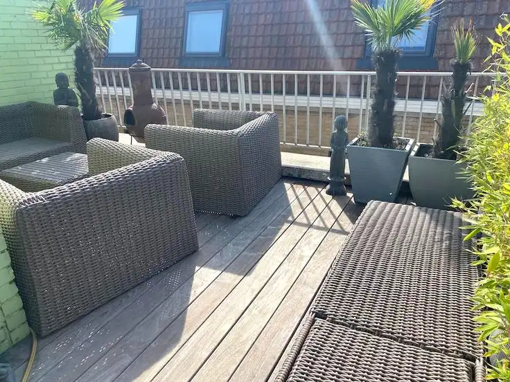Dit charmante penthouse met één slaapkamer onderscheidt zich door zijn uitzonderlijke terrassen rondom het appartement. Dankzij de ruime buitenruimtes geniet u op elk moment van de dag van de zon en het buitenleven. Een unieke woonbeleving voor wie op zoek is naar een combinatie van comfort, rust en een overvloed aan buitenruimte. foto 11