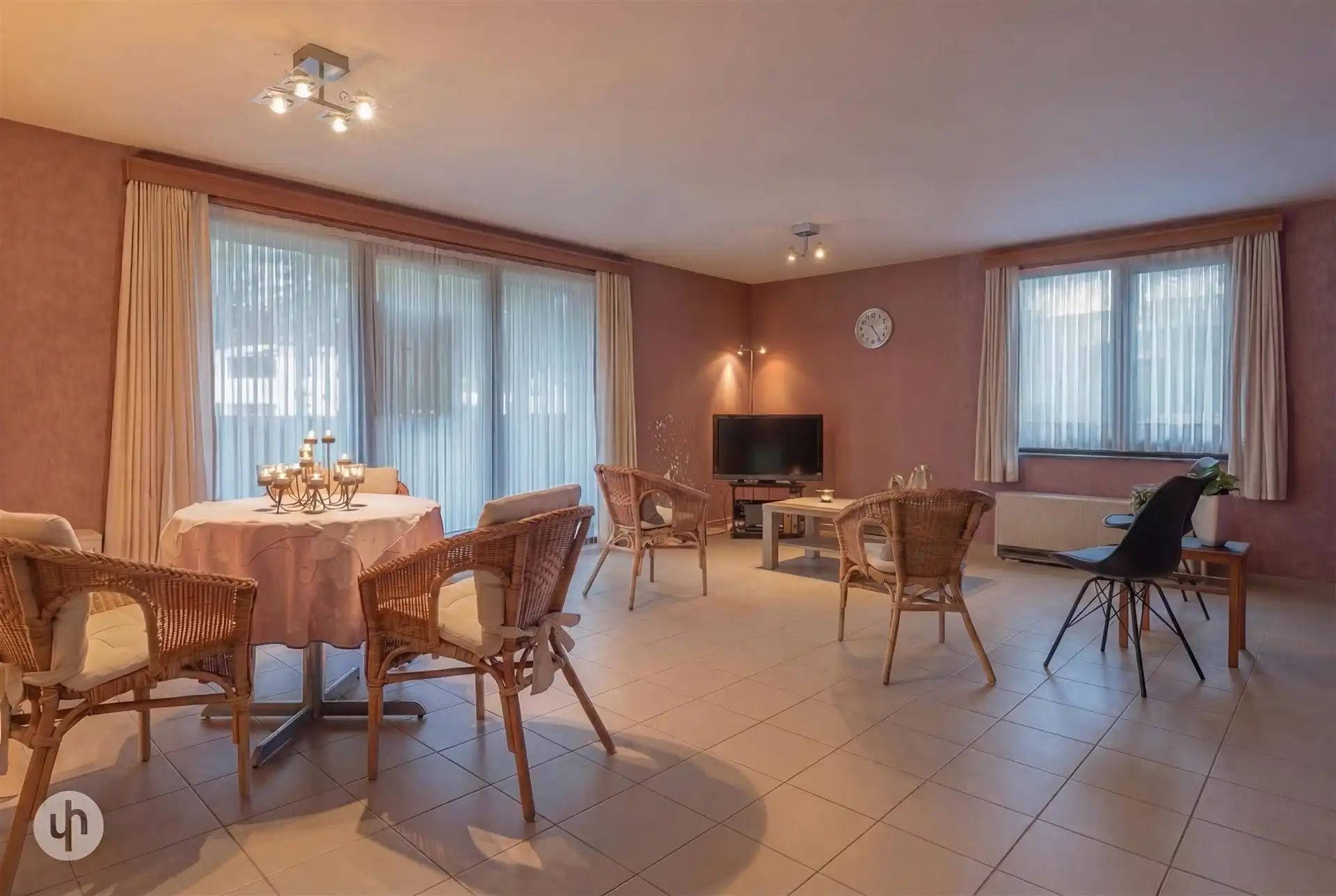 Gelijkvloersappartement met drie slaapkamers en garage foto {{pictureIndex}}