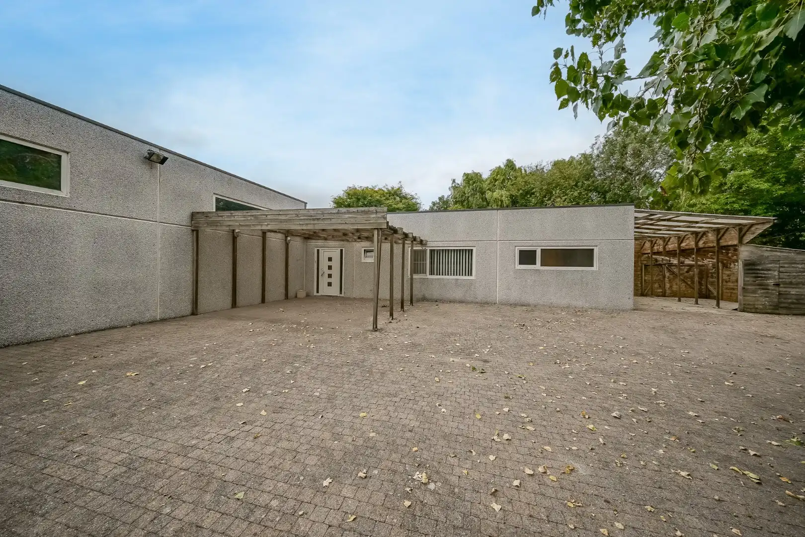 Winkelruimte met magazijn en woonst te Oostende foto 34