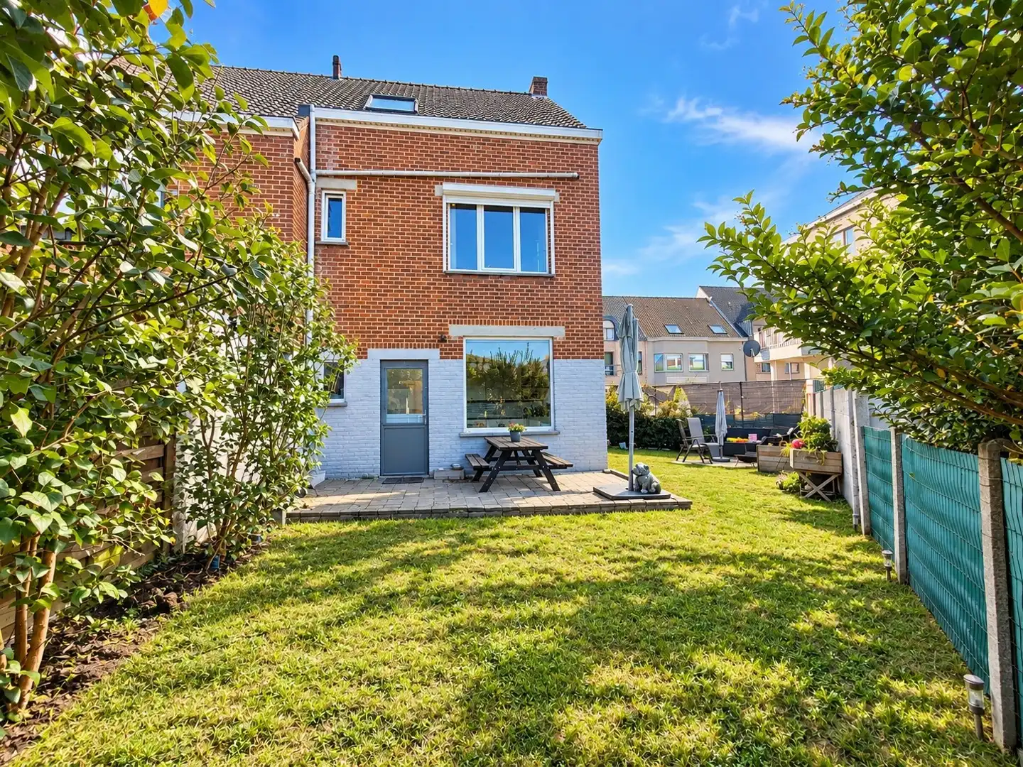 Verrassend ruime, instapklare woning met 3 slaapkamers en zuidger. tuinzone met terras. foto 2