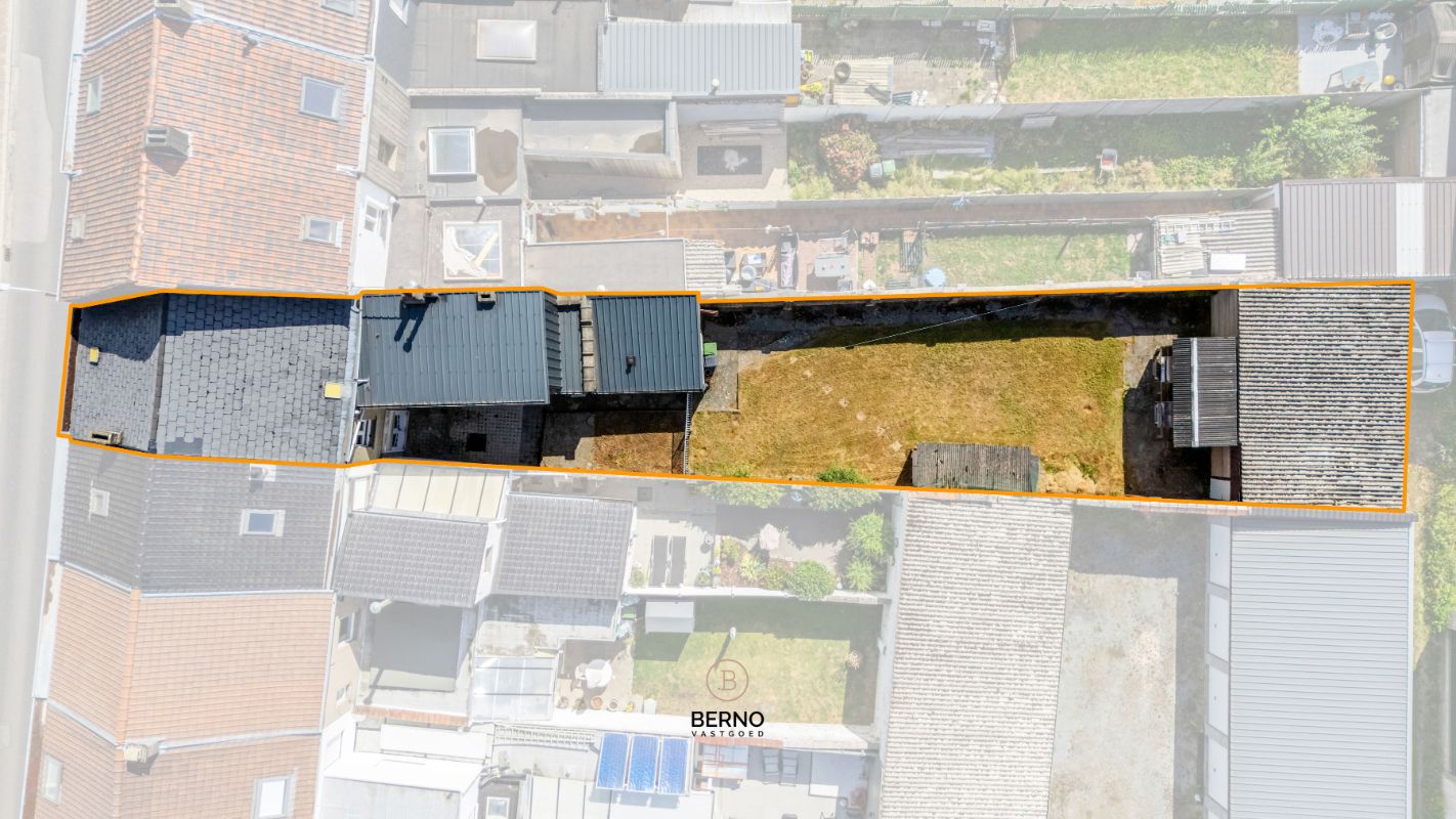 Te renoveren, ruime rijwoning met tuin en garageboxen foto 2