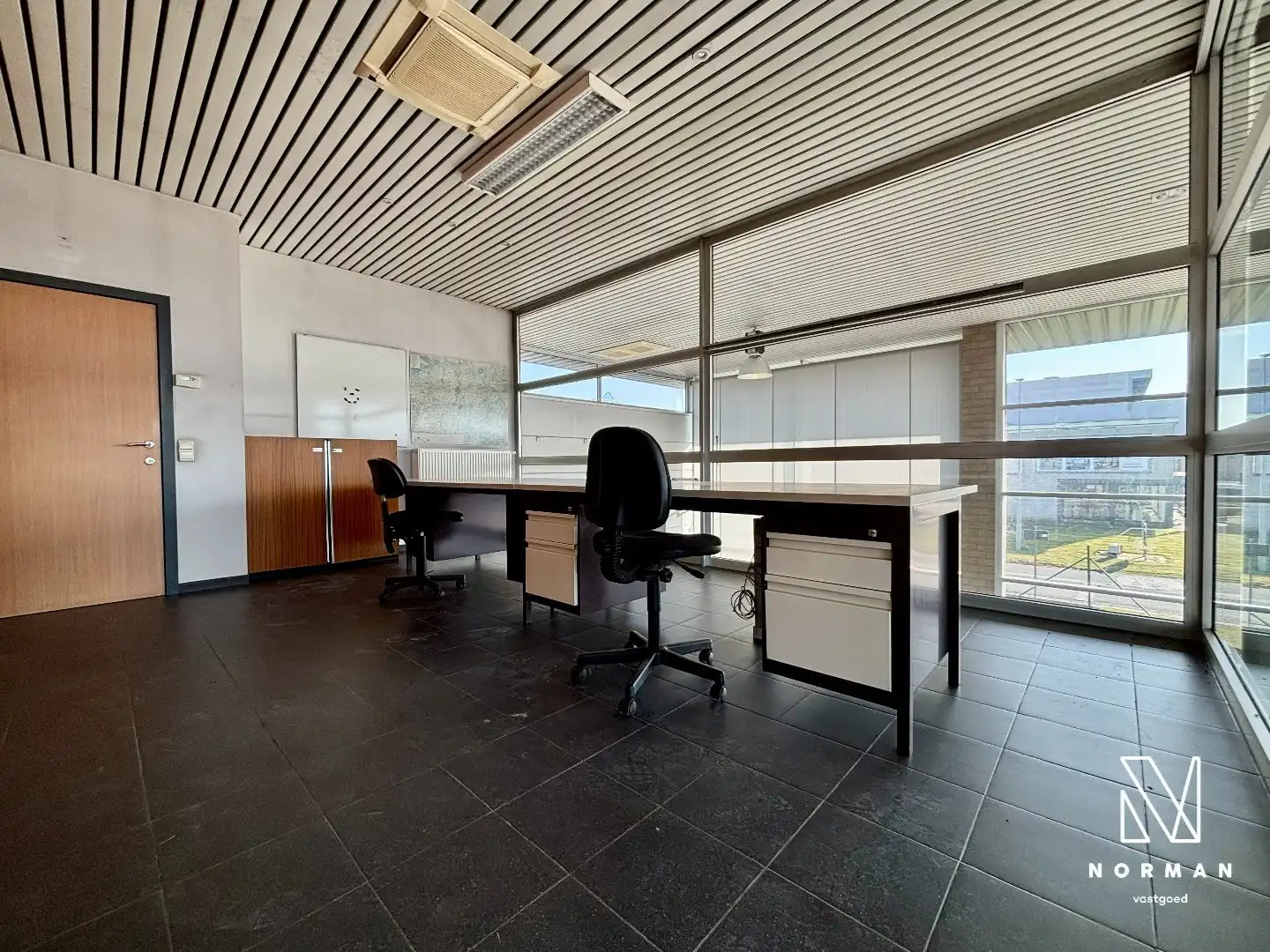 Toonzaal met bureaus en magazijn te huur in Meulebeke foto 4