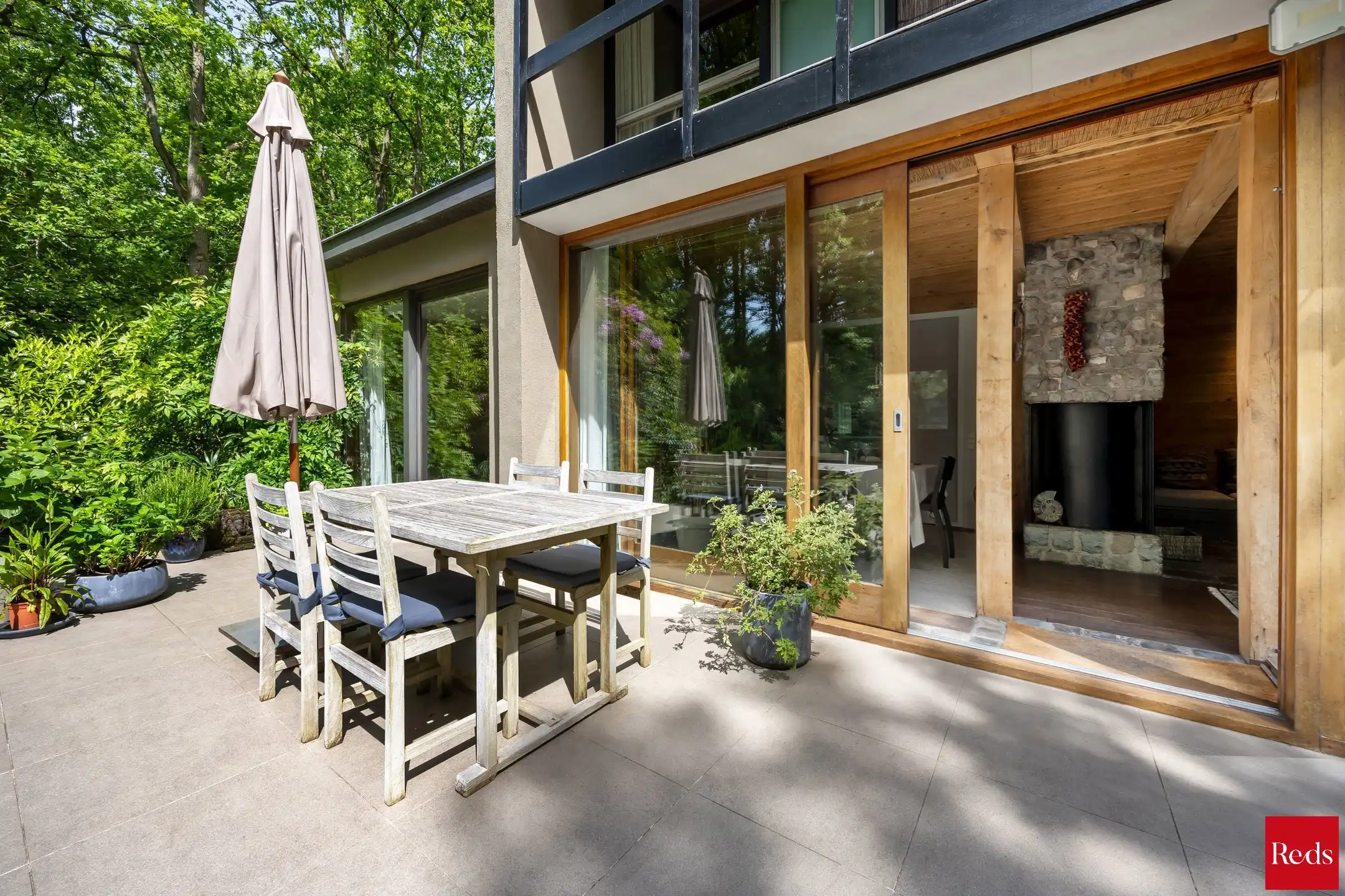 Architecturale woning in het groen met veel licht foto 22