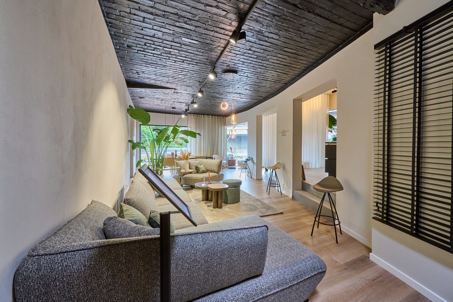 Showroom met magazijn foto 14