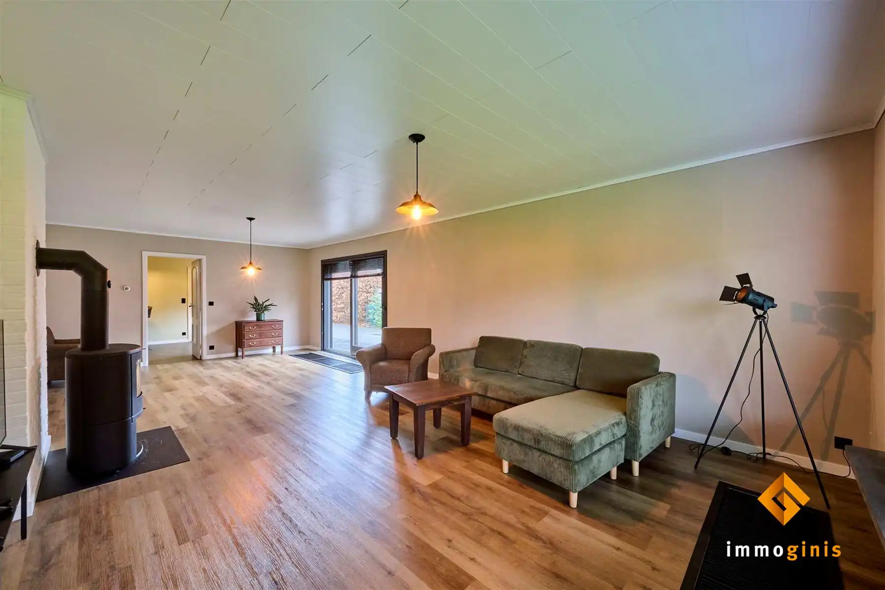 Verrassend ruime, gelijkvloerse woning met 3 slaapkamers en inpandige garage op een mooi perceel van 12a55ca!  foto 6