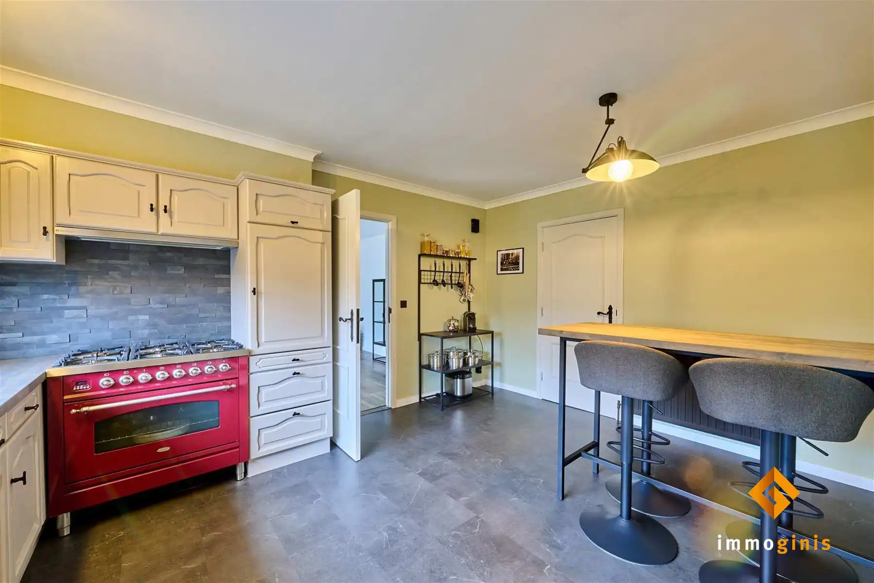 Verrassend ruime, gelijkvloerse woning met 3 slaapkamers en inpandige garage op een mooi perceel van 12a55ca!  foto 6