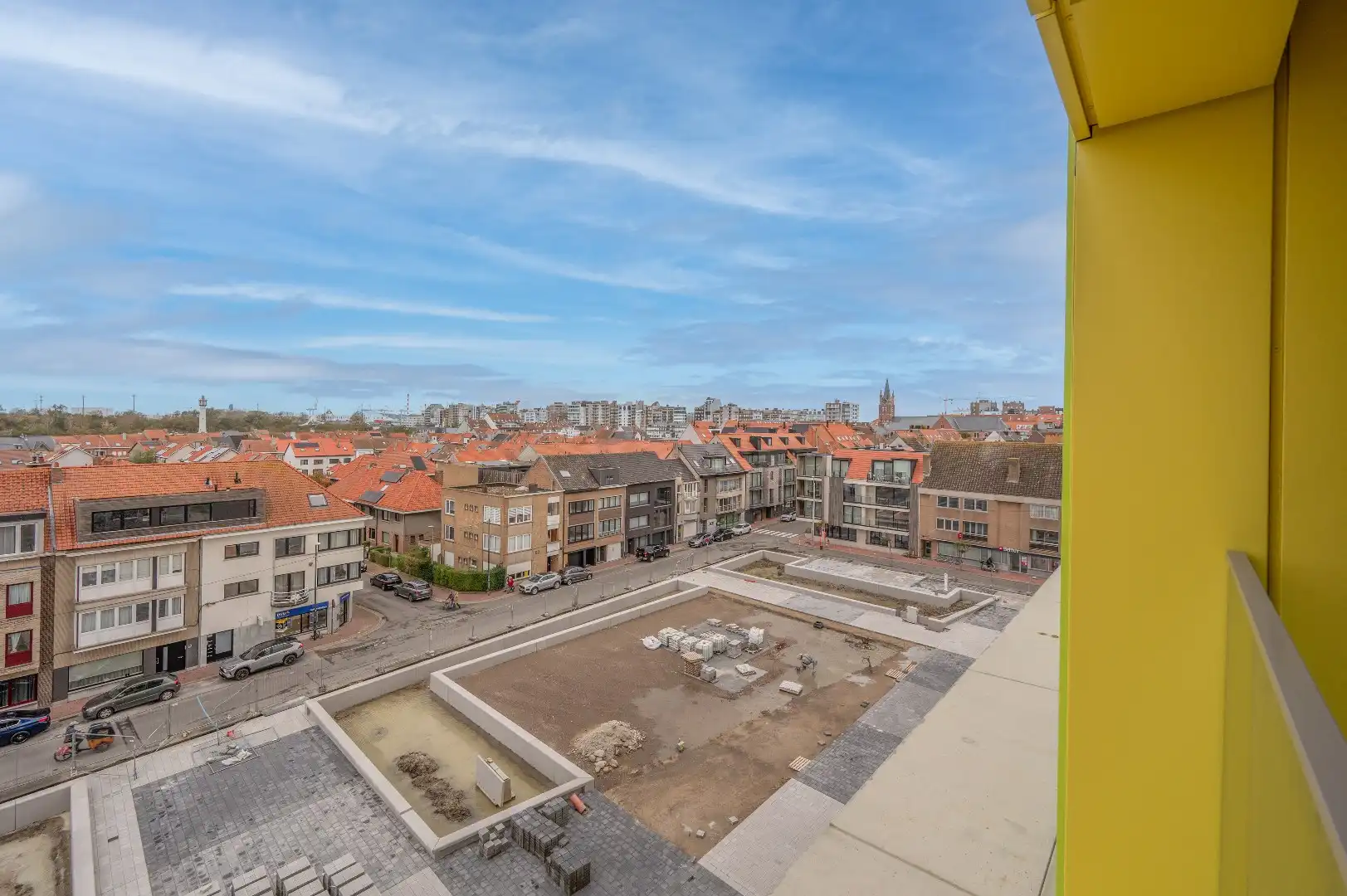 HOOST is een iconische toren met een expressief gevelontwerp op enkele honderden meters van de zee foto 3
