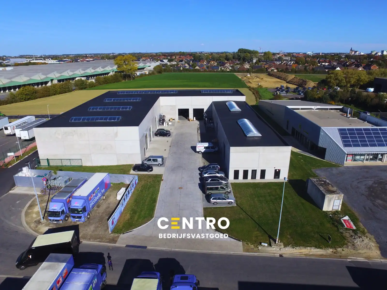 Zeer degelijk MAGAZIJN/WERKPLAATS (266m2) met hoge elektrische sectionaalpoort, toilet en 2 private parkeerplaatsen voor de deur. foto {{pictureIndex}}