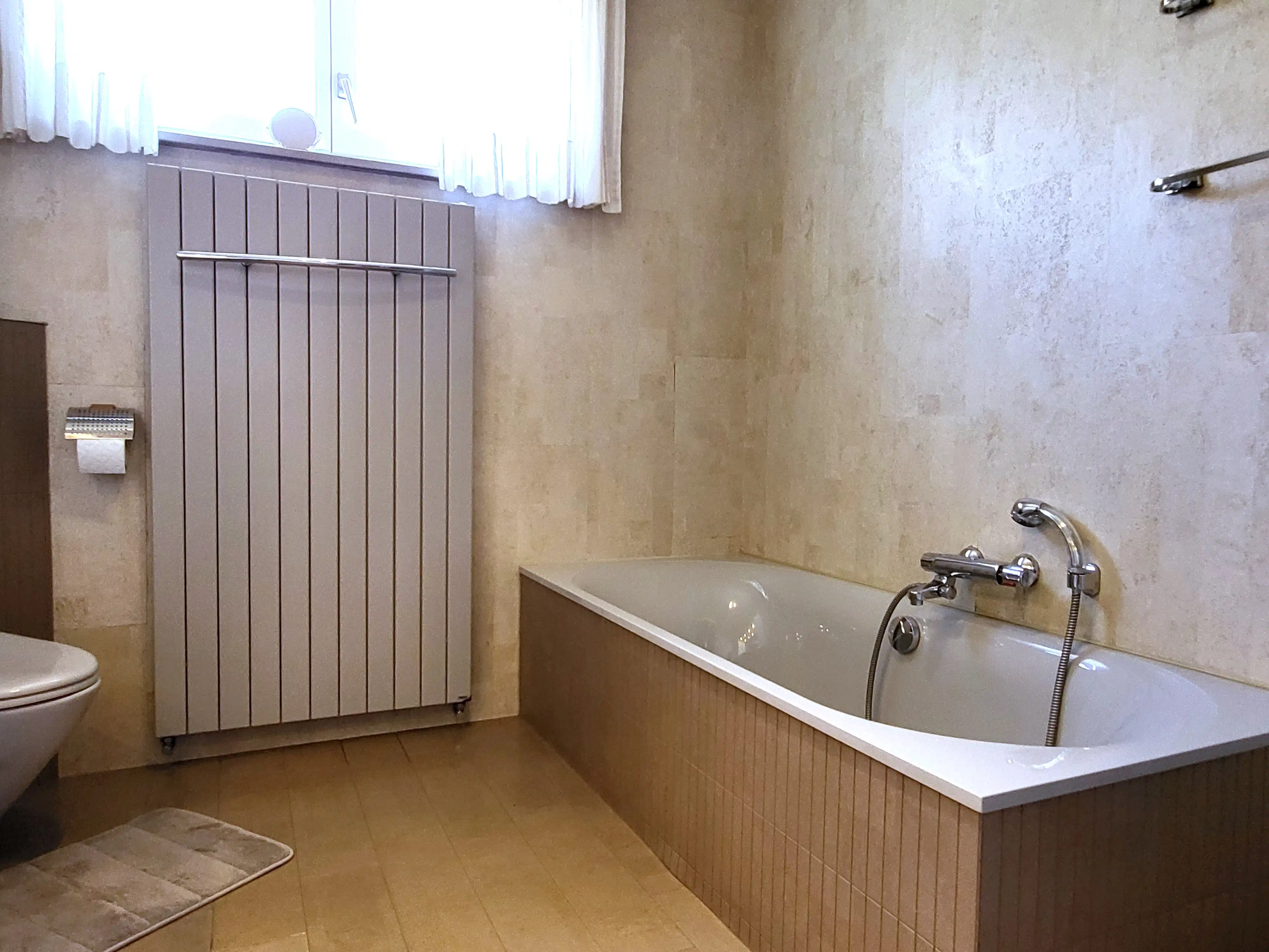 Deze ruime en uitstekend onderhouden villa-bungalow op een perceel van 1.264 m² combineert comfort, functionaliteit en een aangename woonbeleving met een zuidgericht terras en een prachtig aangelegde tuin met zwembad en badhuis.  foto 20