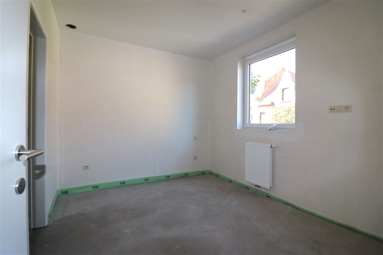 Heel recent gebouw, lift, terras, garage, 1 grote slpk. foto 14