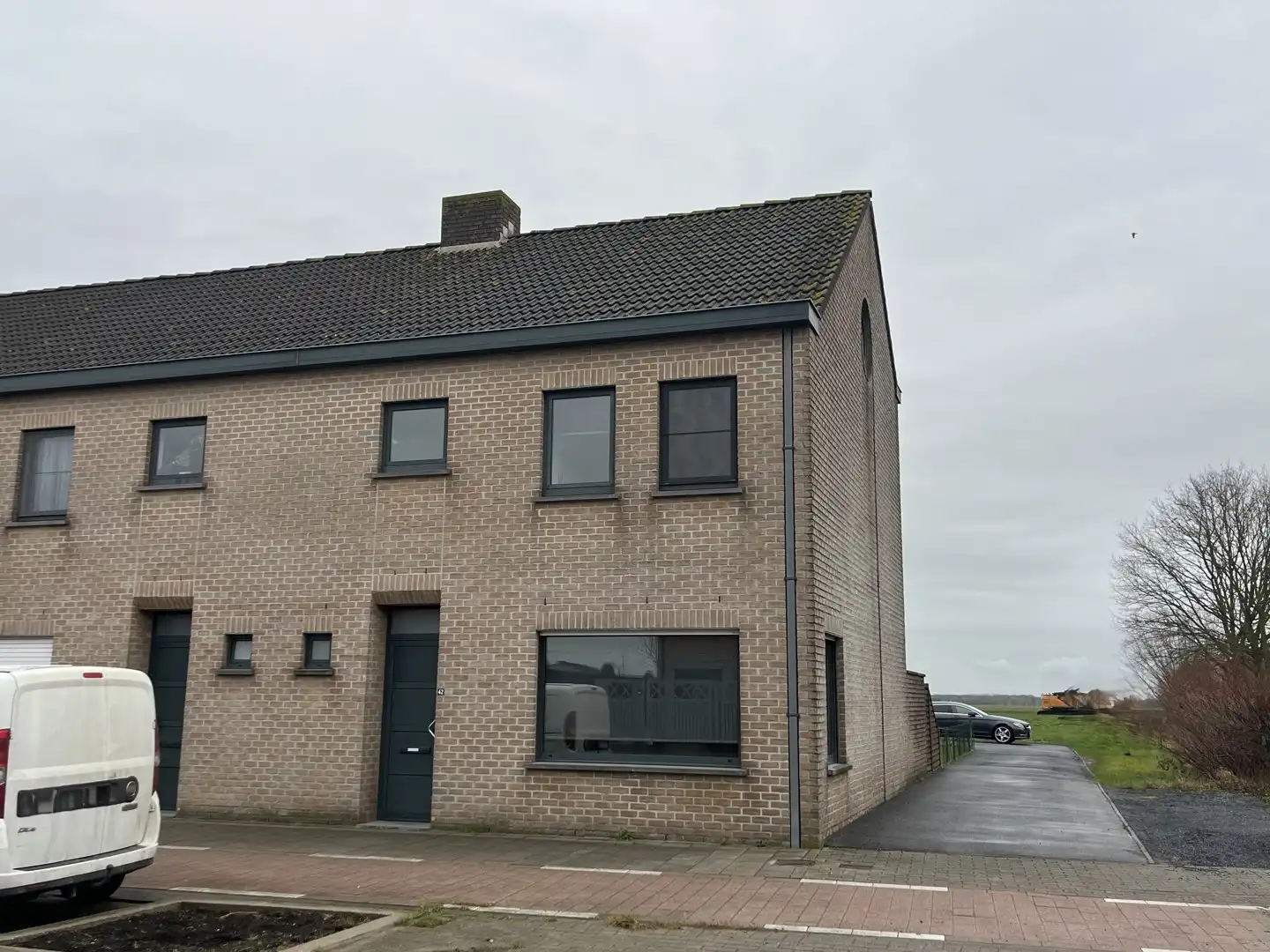 Gezellig halfopen woning met tuin en terras. foto {{pictureIndex}}