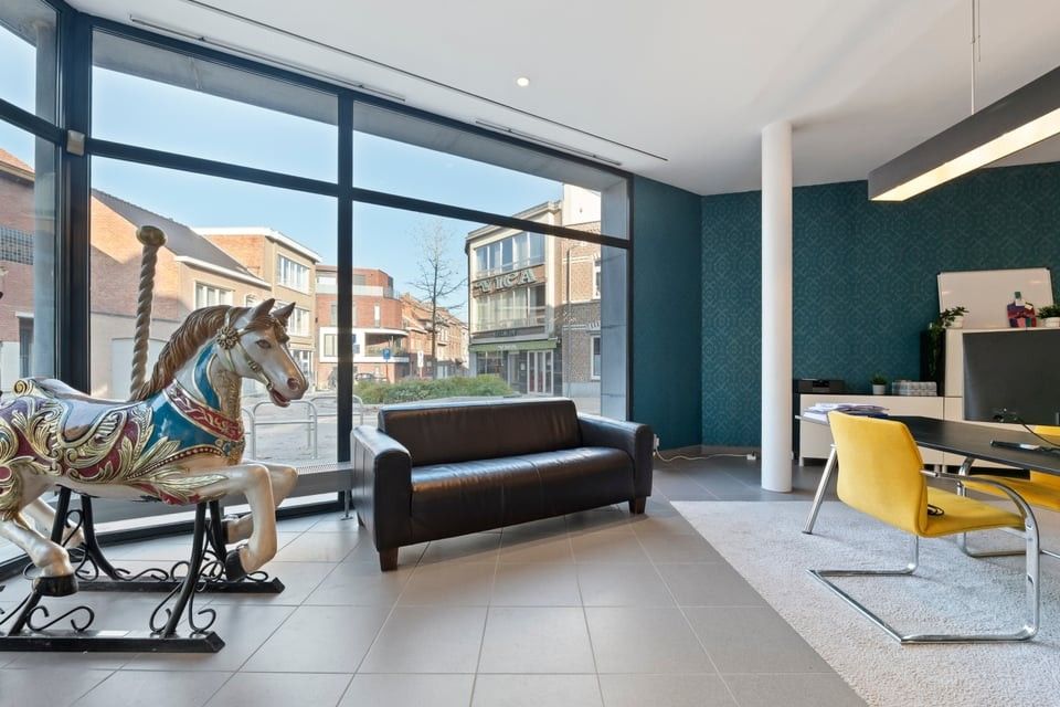 INSTAPKLARE HANDELSRUIMTE MET KANTOOR, VERGADERRUIMTE EN KELDER OP TOPLOCATIE IN SINT-TRUIDEN foto 4