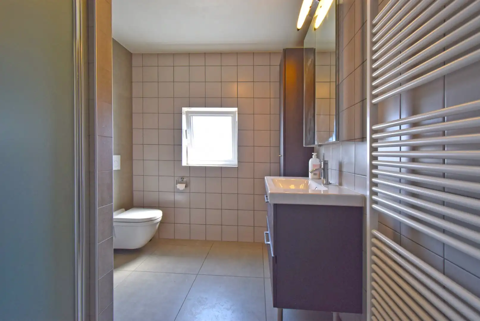 TWEE SLAAPKAMER APPARTEMENT MET GARAGE EN AUTOSTAANPLAATS CENTRUM RUMBEKE foto 4