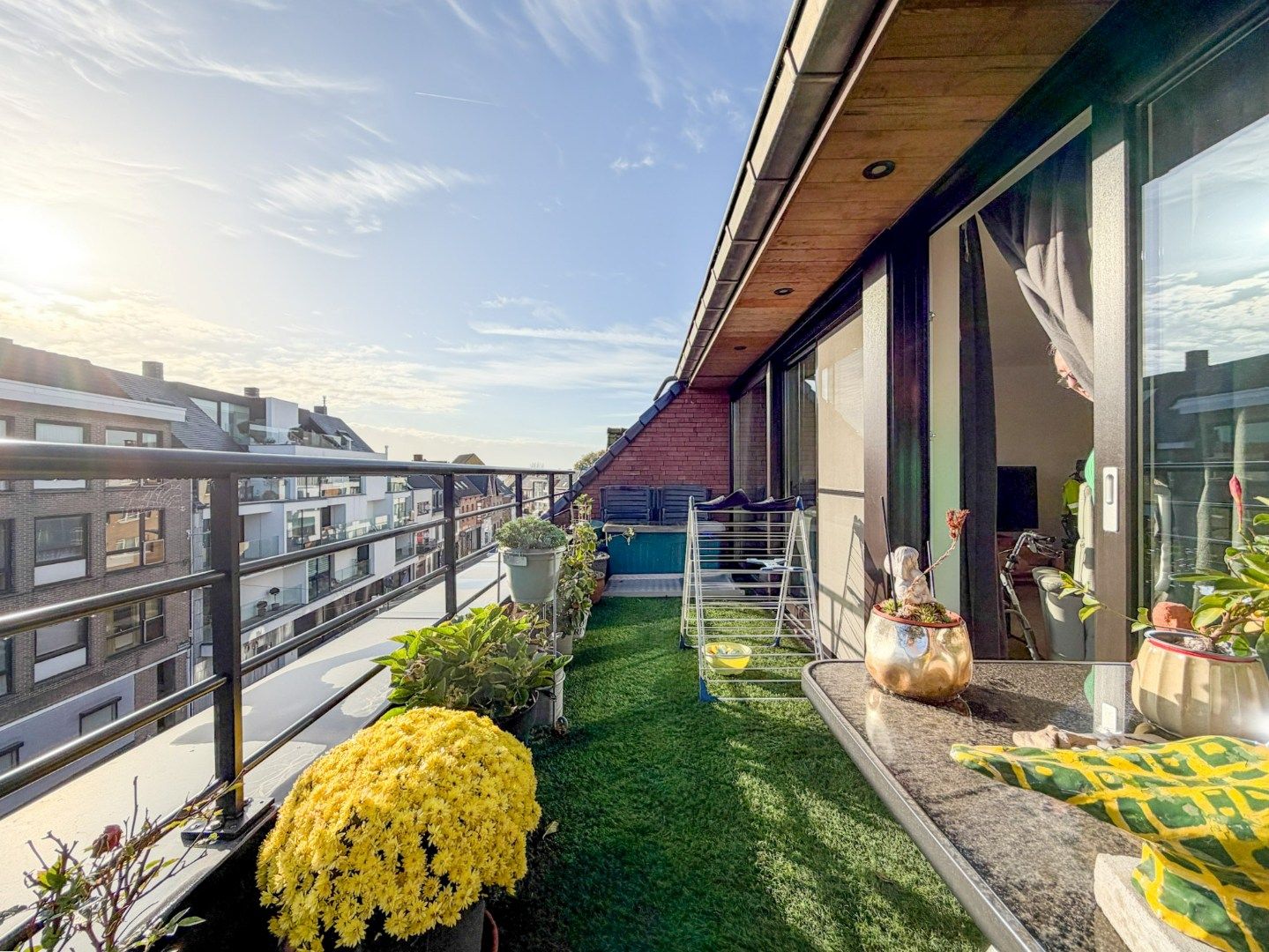 Lichtrijk recent appartement met 2 slp, groot terras en garage, Torhout. foto 5