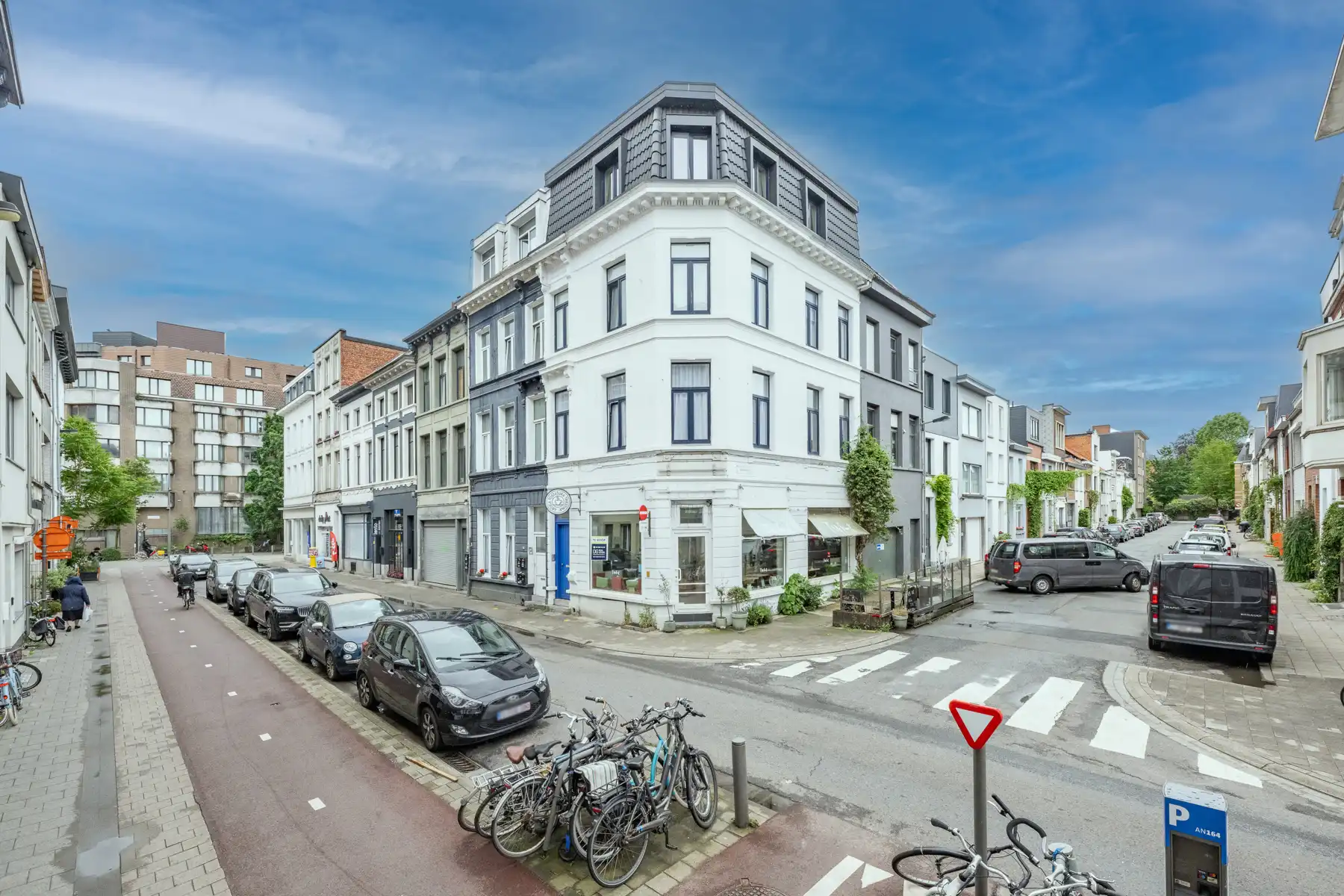 Instapklaar en volledig gerenoveerd hoekpand  in Antwerpen. foto 13