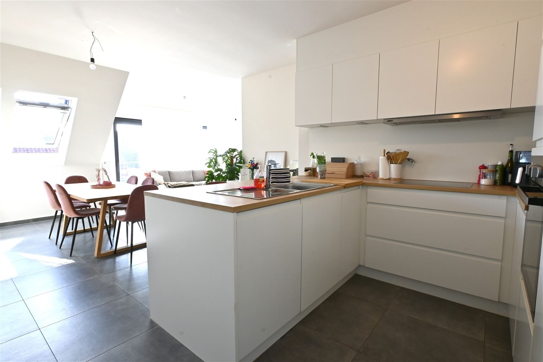 Lichtrijk en instapklaar dakappartement foto 4