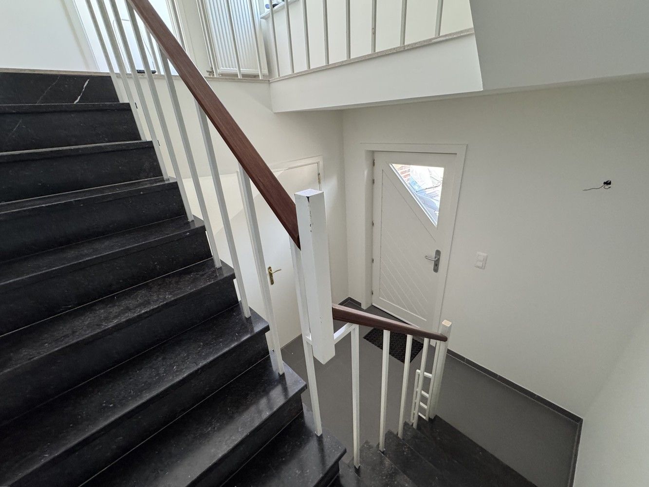 Zeer ruime huurwoning met o.a. 3 slpks en garage foto 4