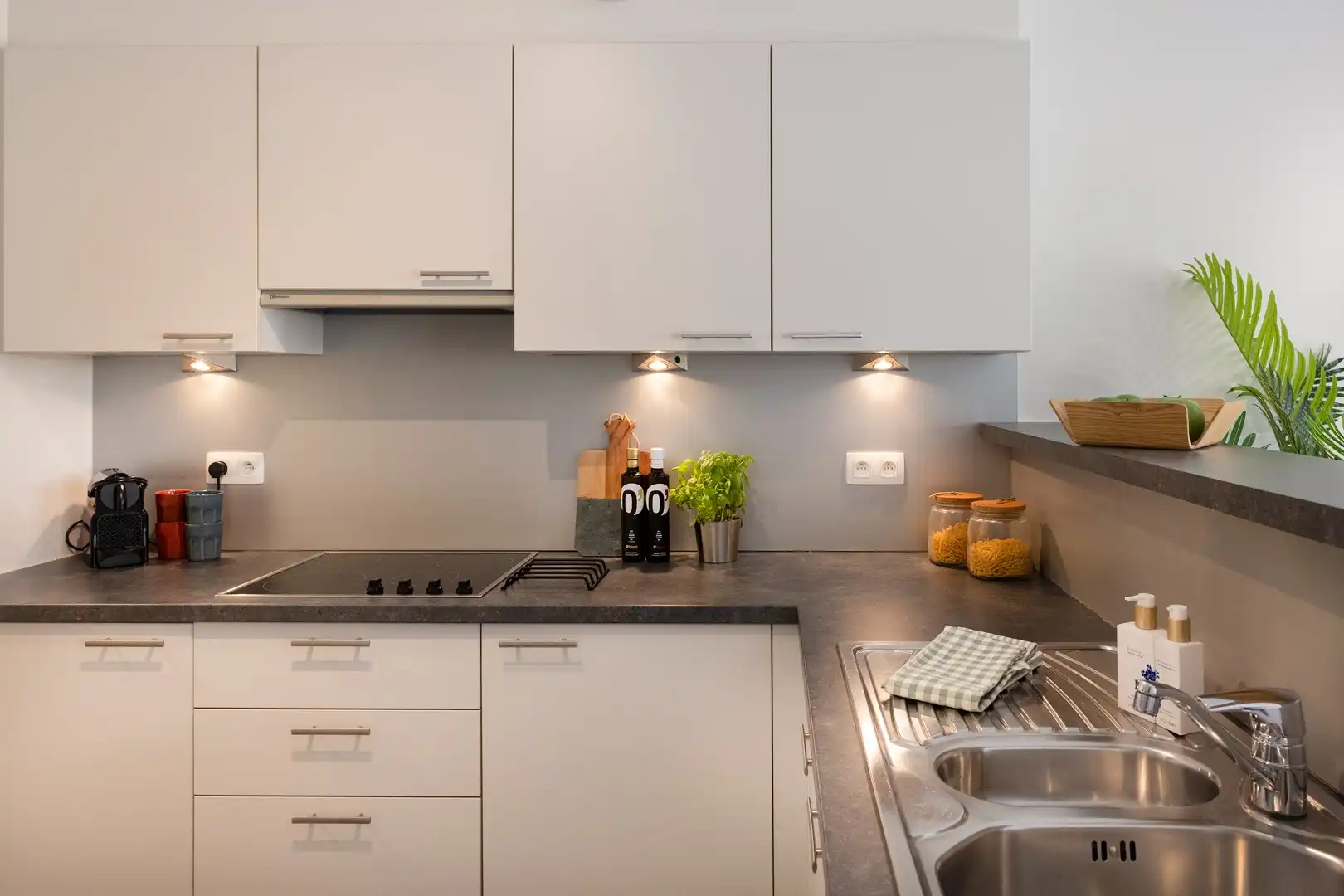 Centraal gelegen, lichtrijk appartement met 2 slaapkamers. foto 4