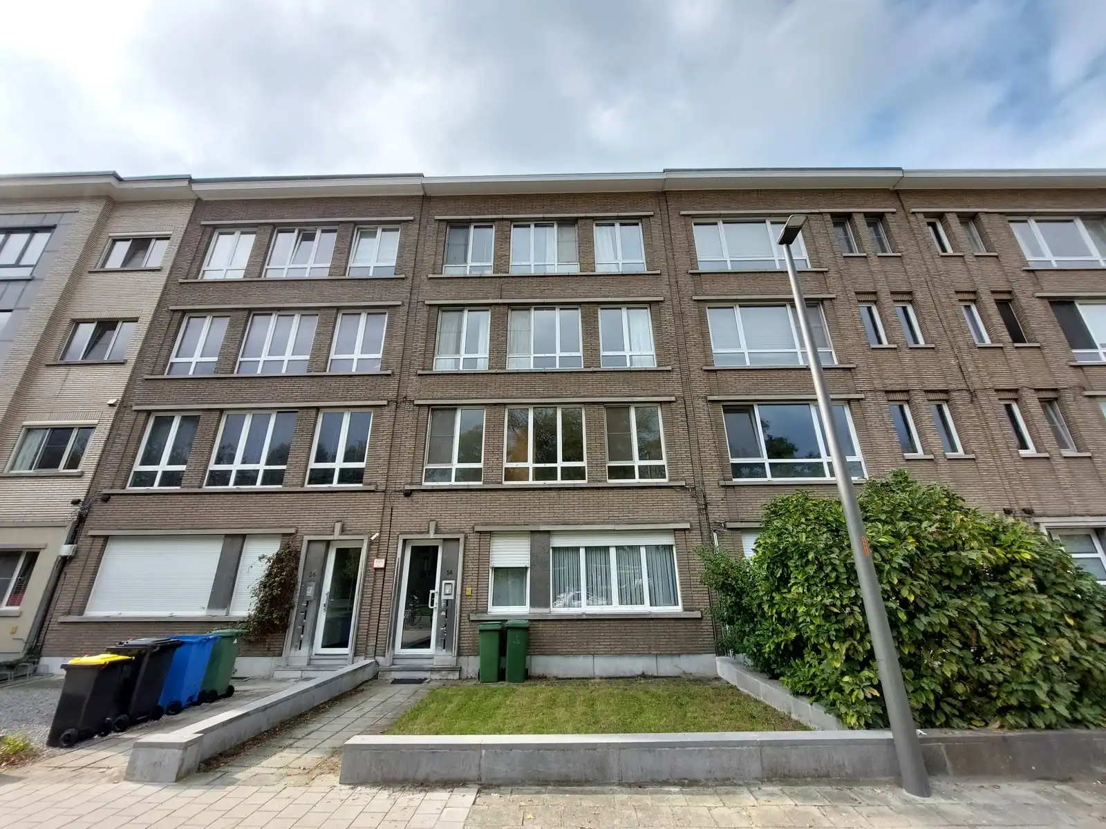 Licht 2 slaapkamer appartement met terras tegenover park! foto 10