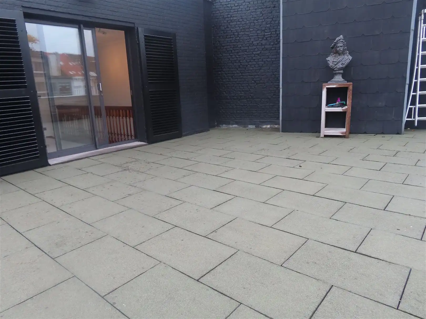 Duplex appartement in hartje Antwerpen met 2 slaapkamers, 2 badkamers, ingerichte dressing, bureau en zonneterras! foto 23