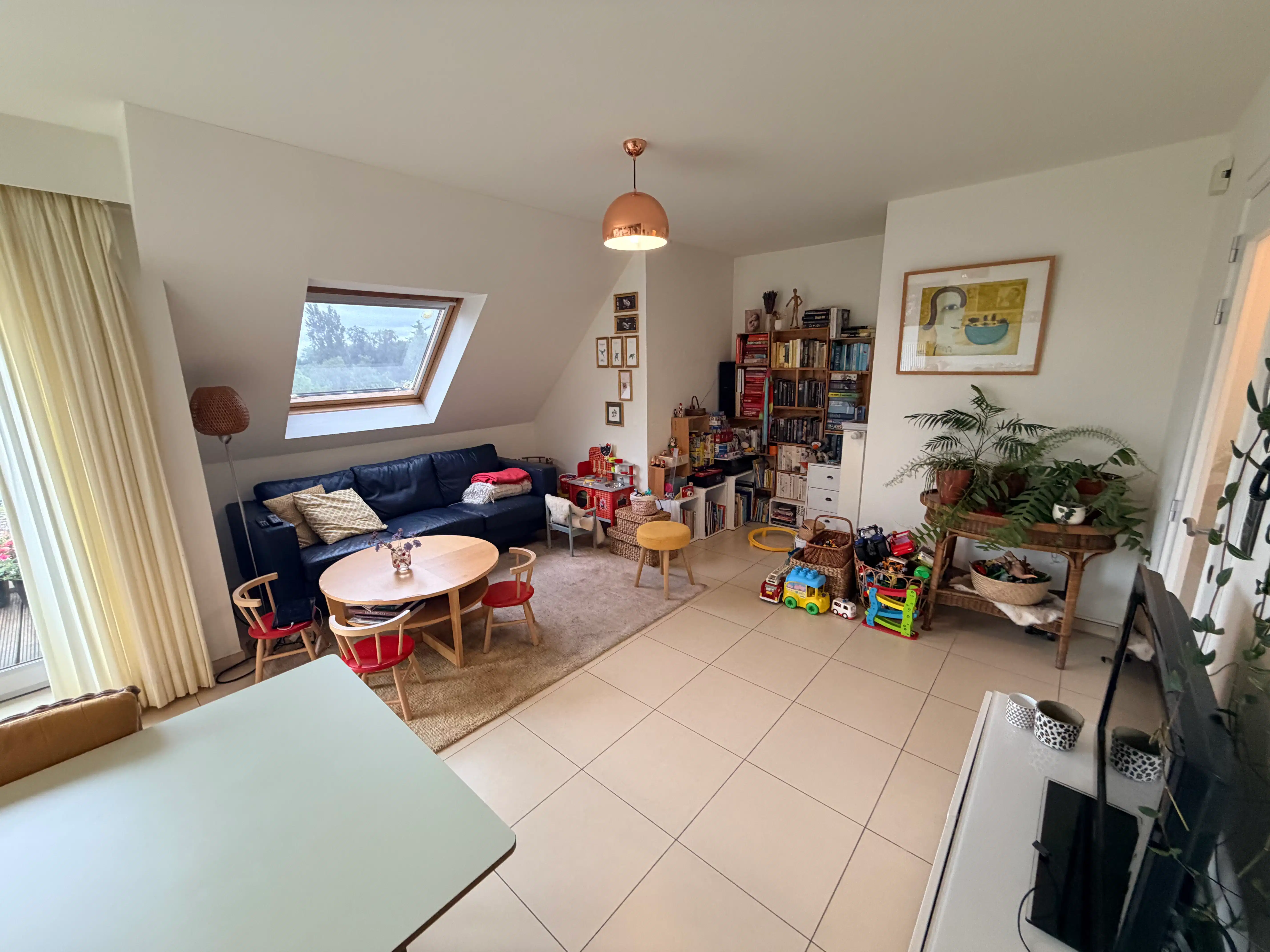 --- COMING SOON --- Ruim duplex-appartement met zonnig terras en autostaanplaats in centrum Oostakker! foto 3