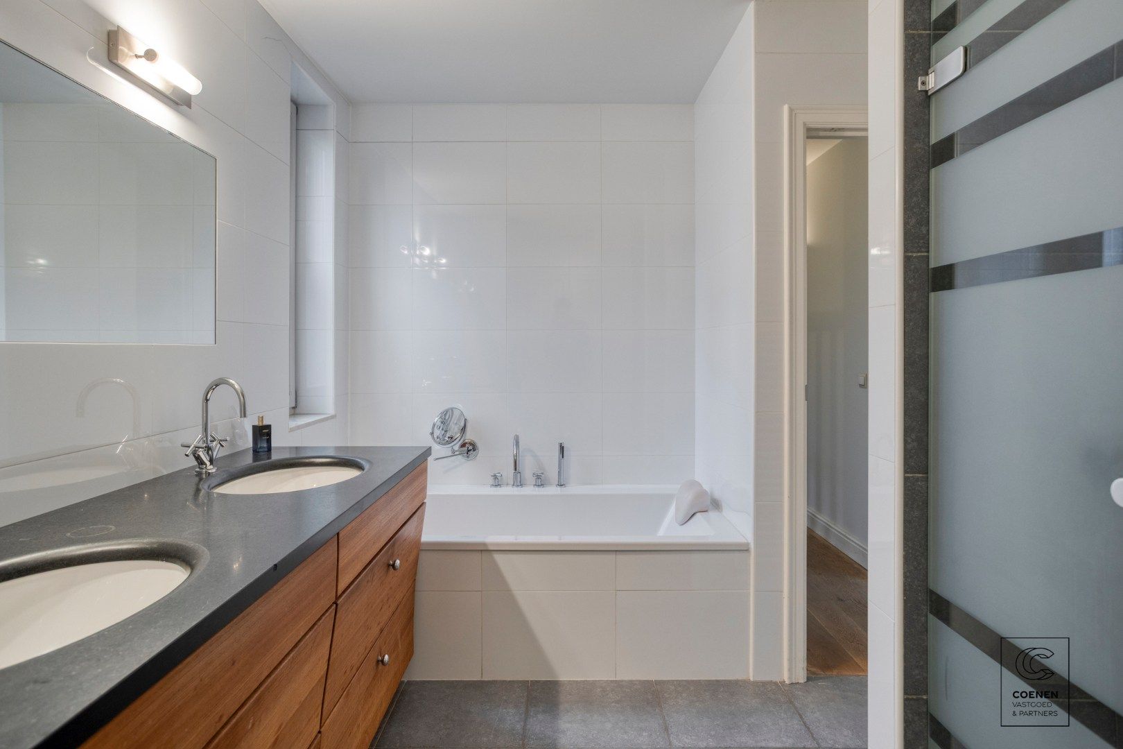 Prachtige woning met een bew. opp. van 302 m², 6 slpk, 3 bk en prachtige tuin met zwembad  foto 24