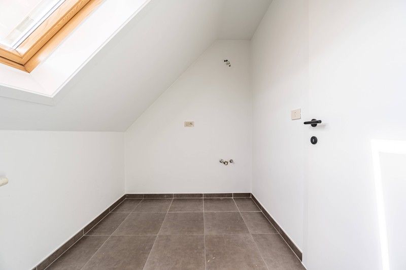 Prachtig, instapklaar, centraal gelegen 2-slpk appartement TE KOOP in ST-ELOOIS-VIJVE. foto 9