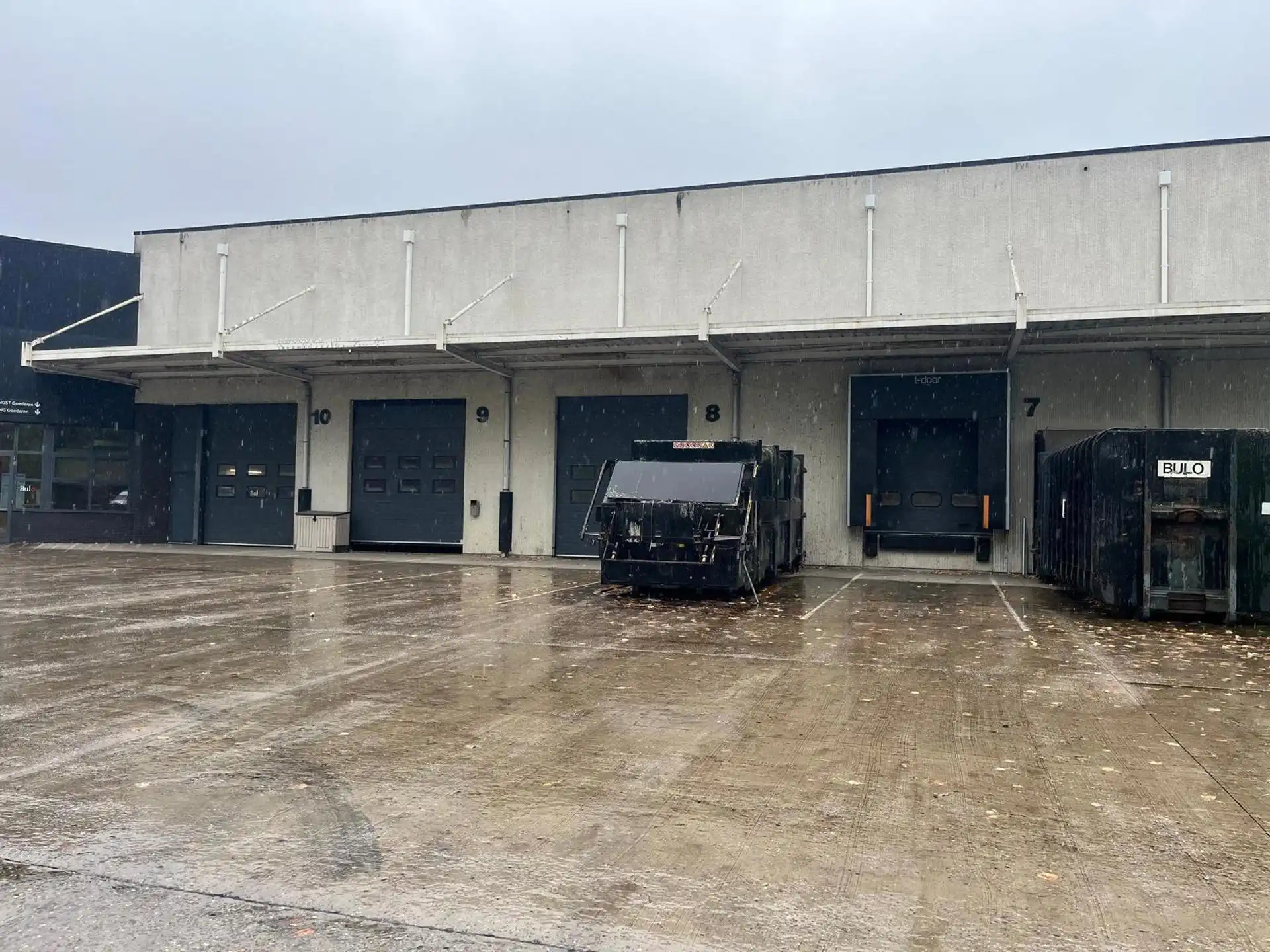 Mechelen langs de E19: magazijn 3.600m² met 2 loskades foto {{pictureIndex}}
